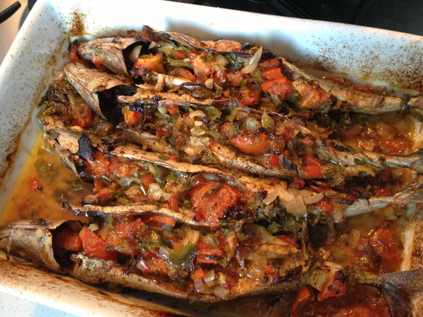 烹飪 桌布 壁紙 — 新鮮烤製的魚排，填入色彩繽紛的蔬菜和香草，放在白色陶瓷烤盤中。