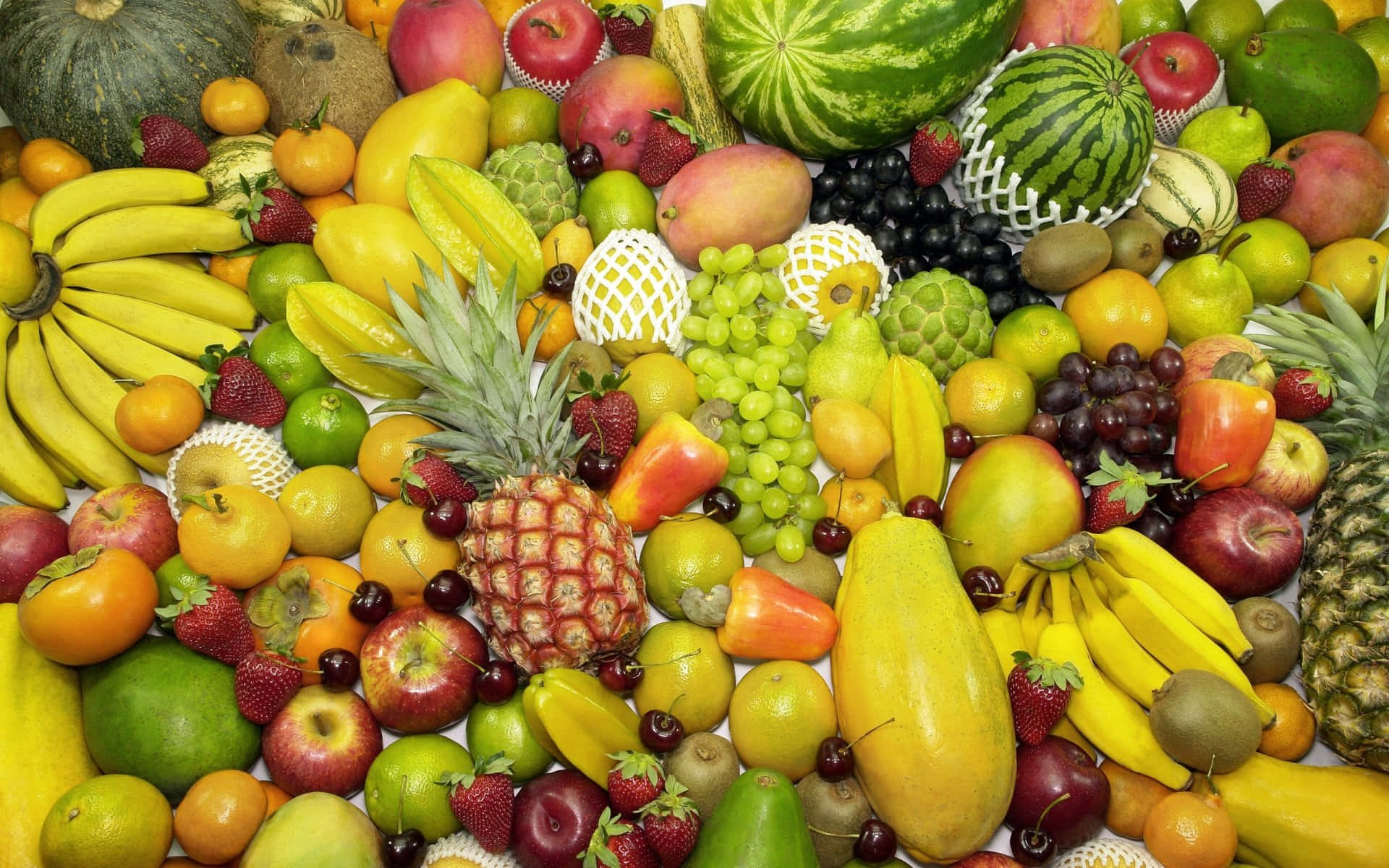 Fruit 桌布 壁紙 — 新鮮熱帶和溫帶水果色彩繽紛，密集排列成平面構圖。