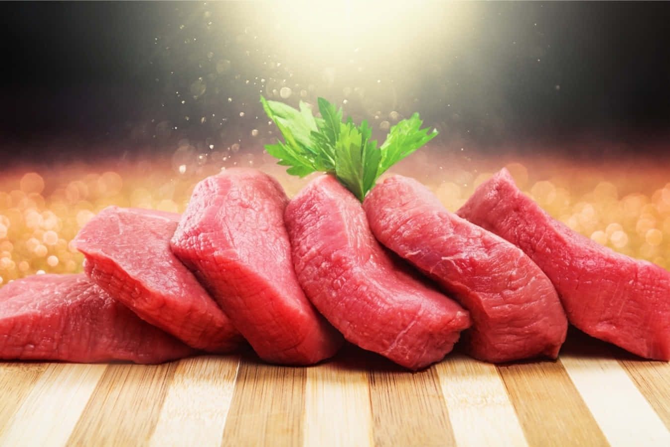 肉 桌布 壁紙 — 新鮮生牛肉塊擺放在木板上，配以一支歐芹和背景中溫暖的散景燈光。