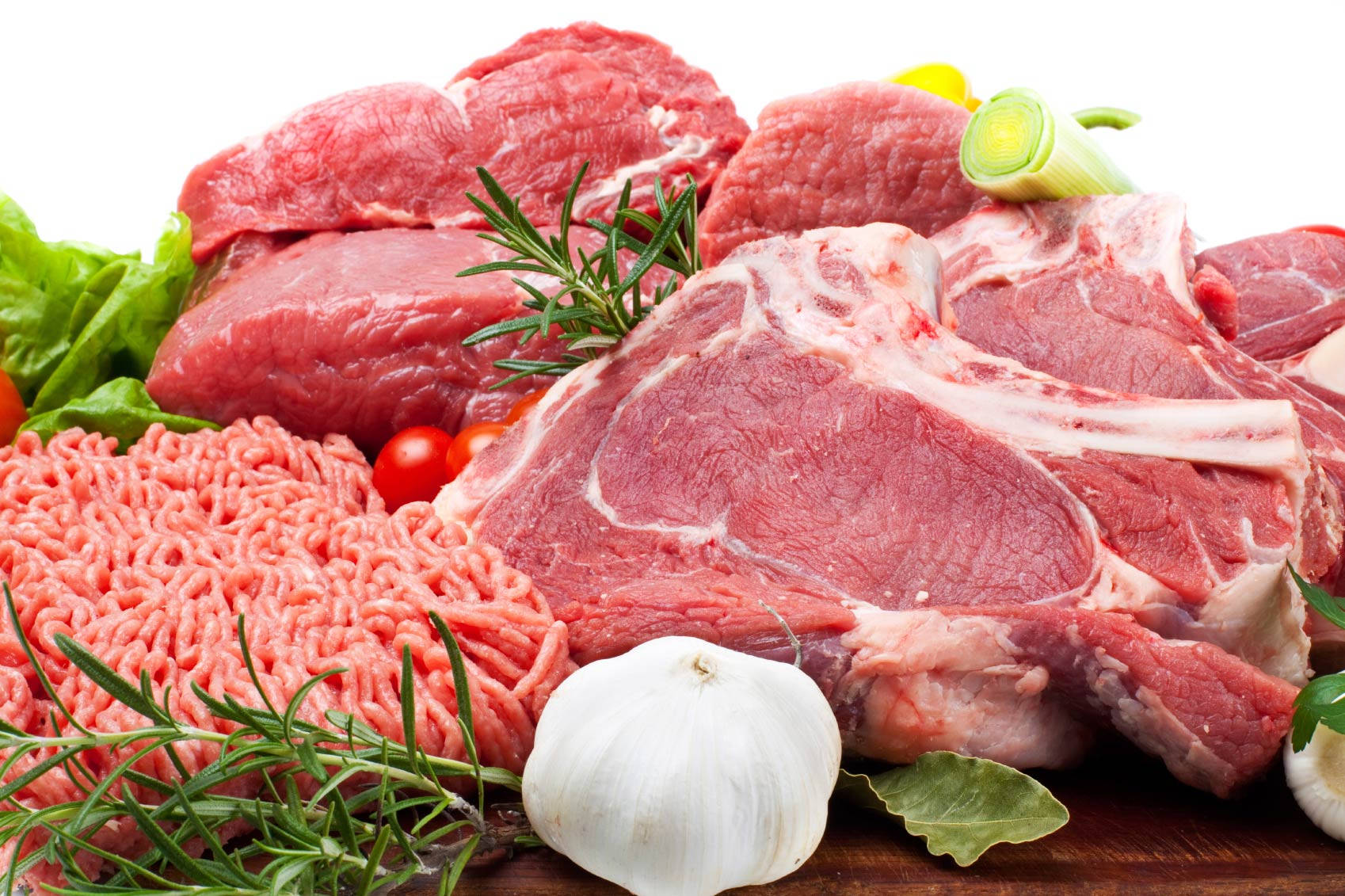 meat 桌布 壁紙 — 新鮮生肉，包括牛排、碎牛肉和整瓣大蒜，搭配迷迭香和櫻桃番茄，放在木板上。