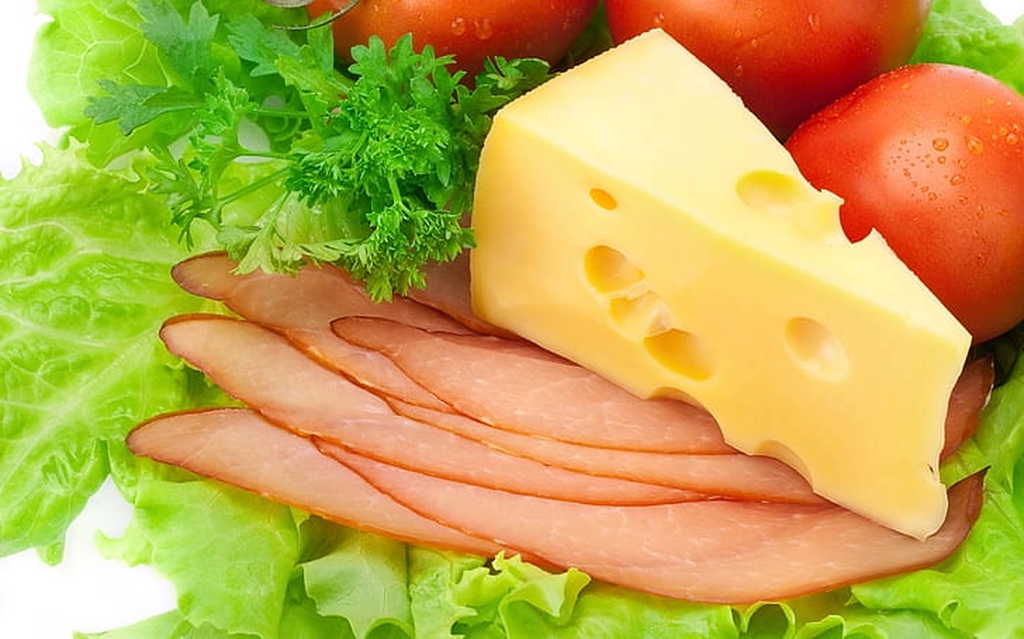 Ham 桌布 壁紙 — 新鮮生菜、番茄、歐芹、火腿和瑞士起司的鮮豔特寫，排列成色彩繽紛的三明治餡料。