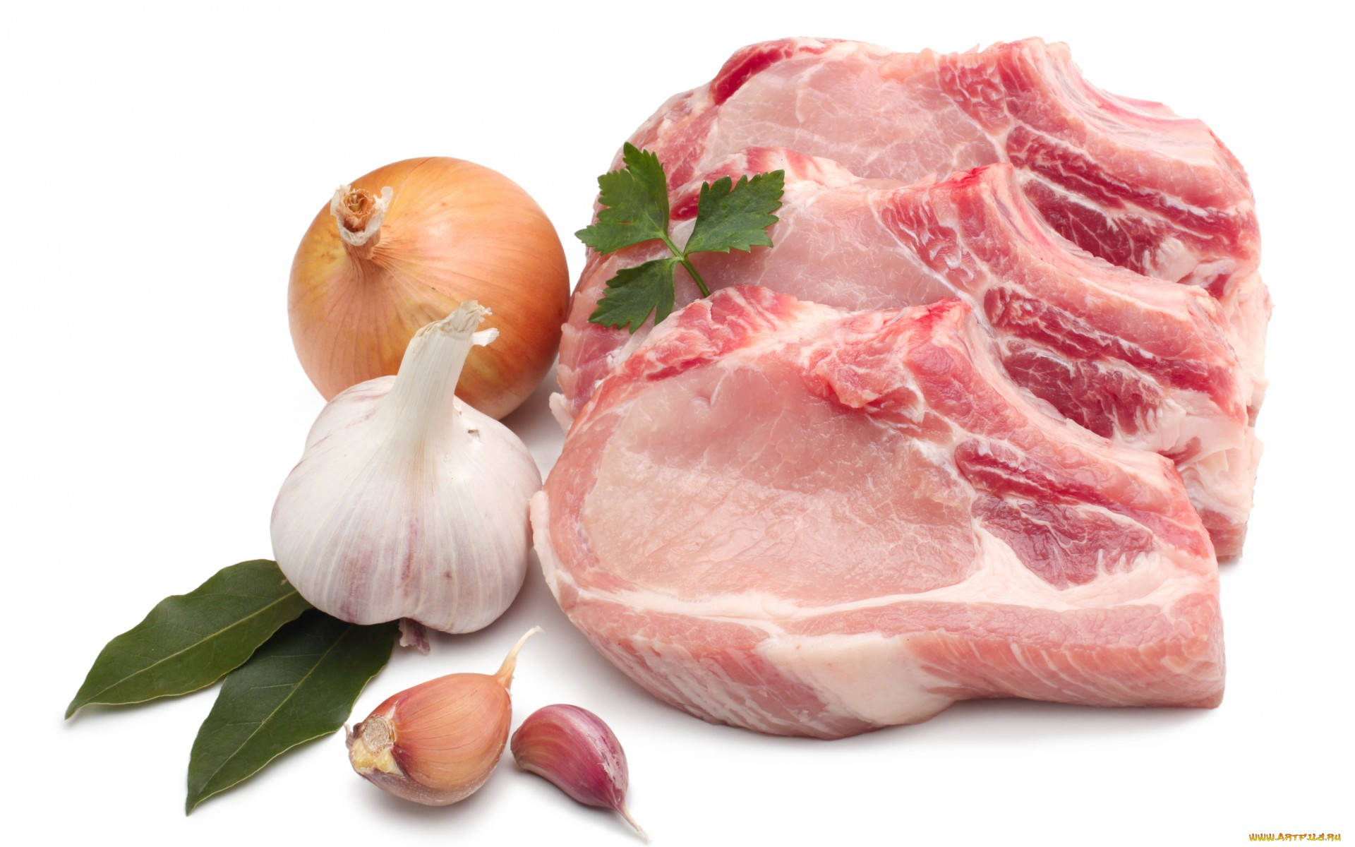 meat 桌布 壁紙 — 新鮮生豬排配洋蔥、大蒜、月桂葉和歐芹，白色背景。
