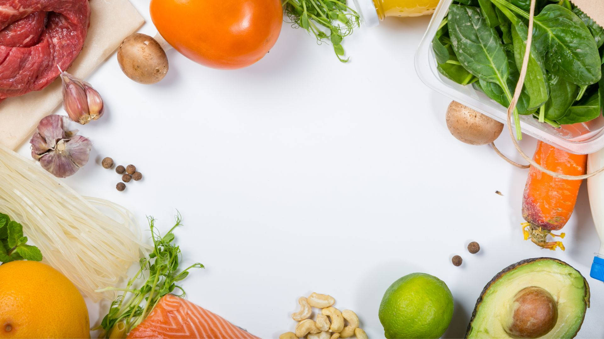 Fruits 桌布 壁紙 — 新鮮生食材如鮭魚、酪梨和菠菜，在潔白表面上排列成充滿活力的邊框。