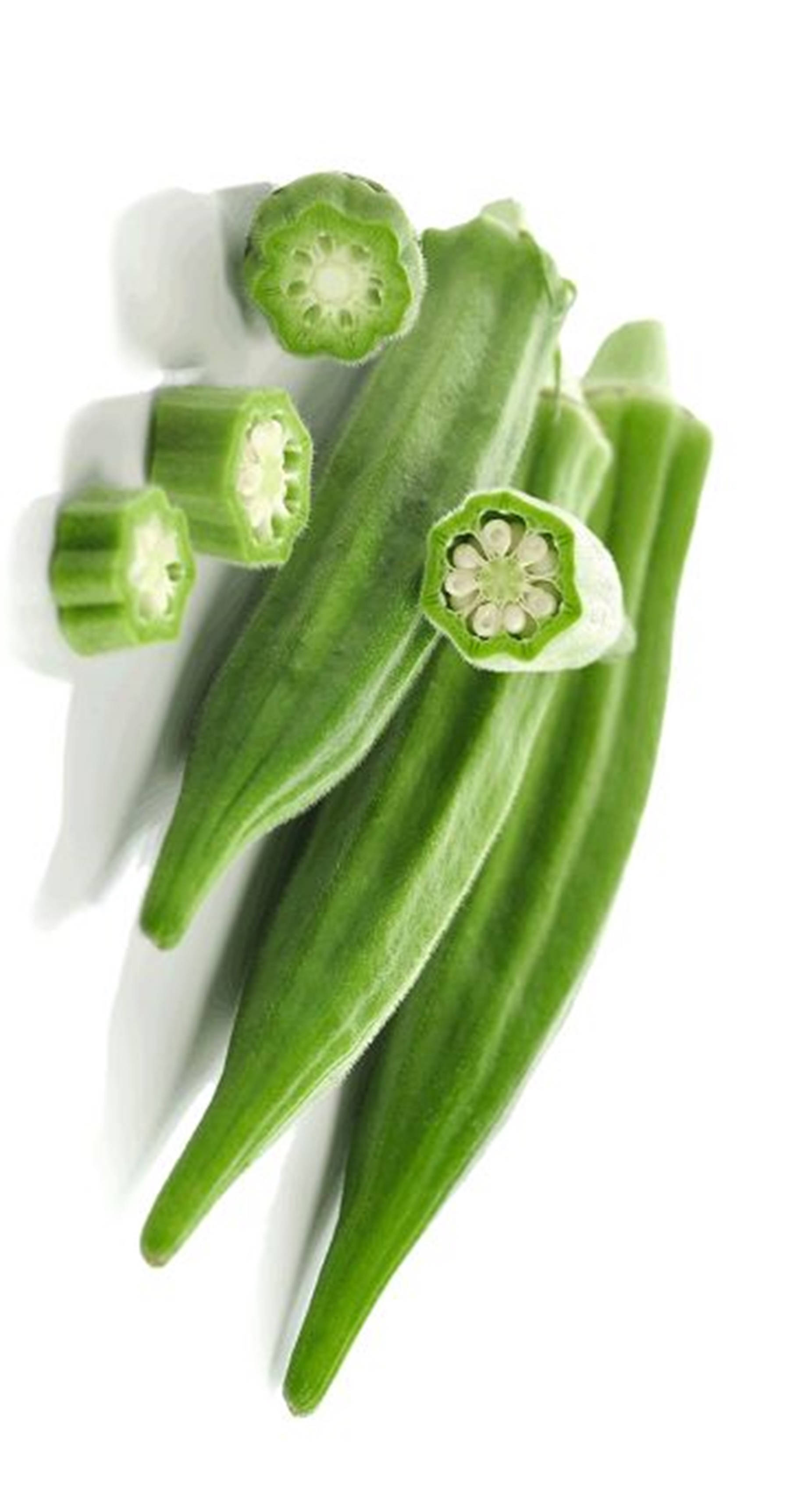 Healthy Food 桌布 壁紙 — 新鮮的綠色秋葵莢，切開的末端露出白色星形內部，背景為純白色。