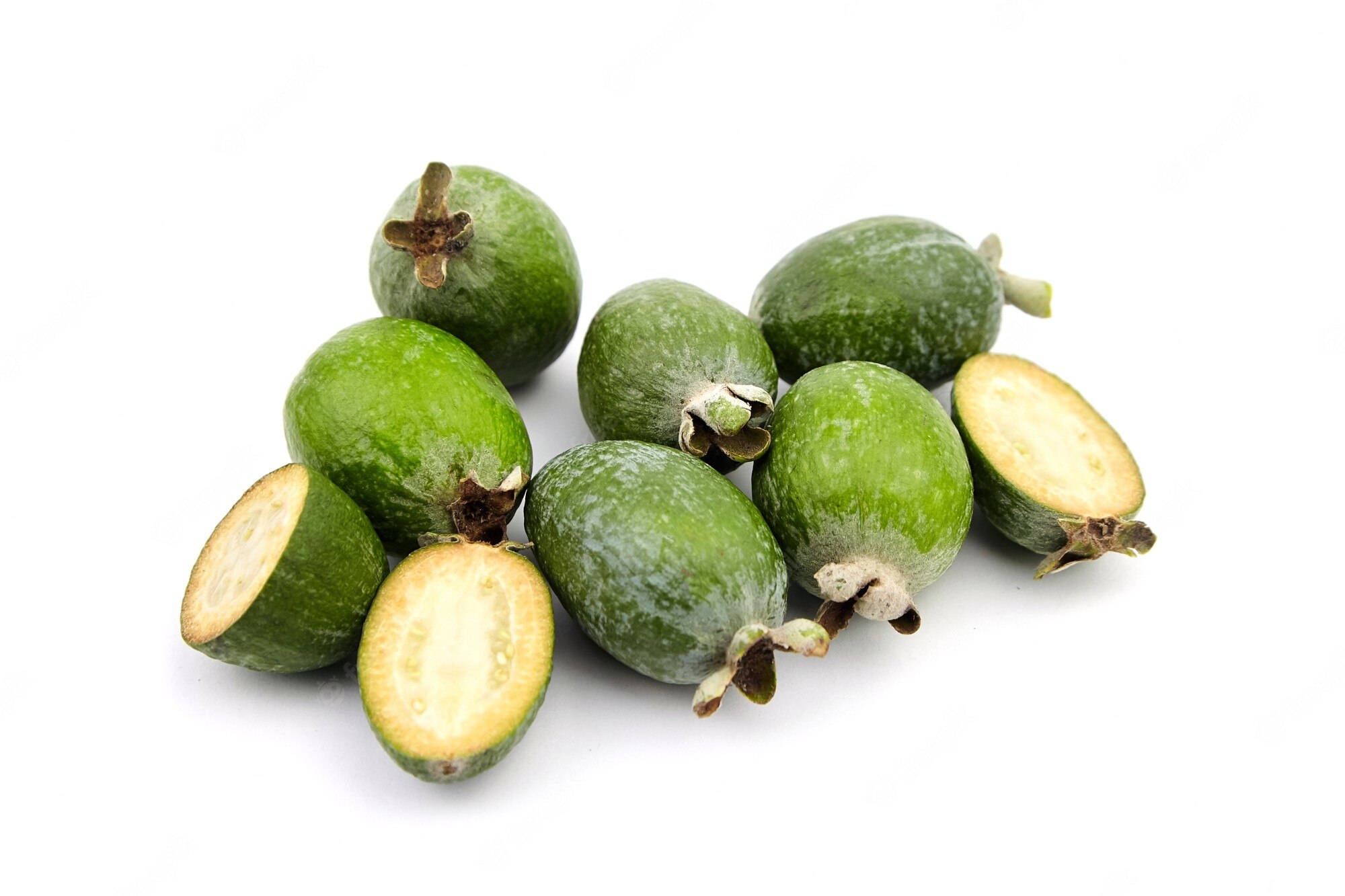Fruit 桌布 壁紙 — 新鮮的綠色菲油果，切半的露出淡黃色果肉，襯托在純白背景上。