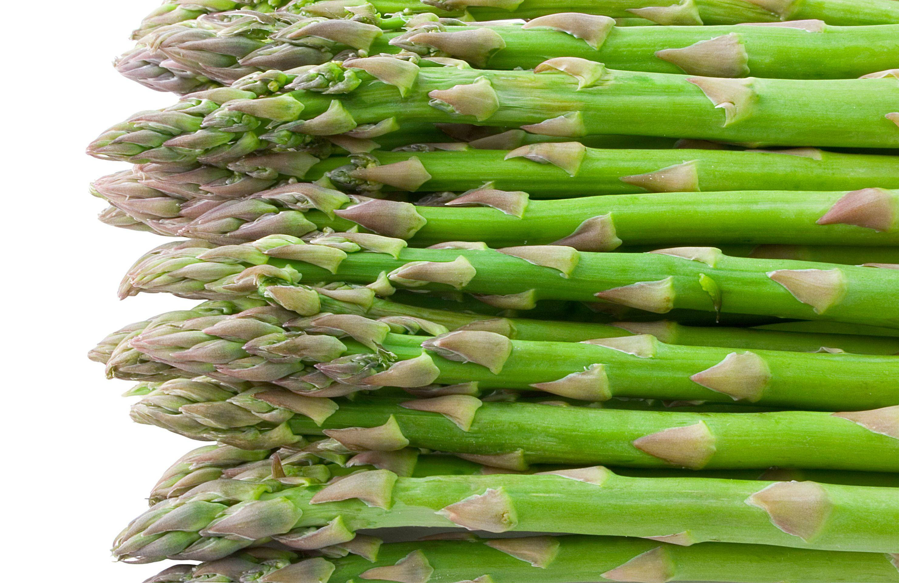 Asparagus 桌布 壁紙 — 新鮮的綠色蘆筍，帶有紫色尖端，以對角線排列在潔白的背景上。