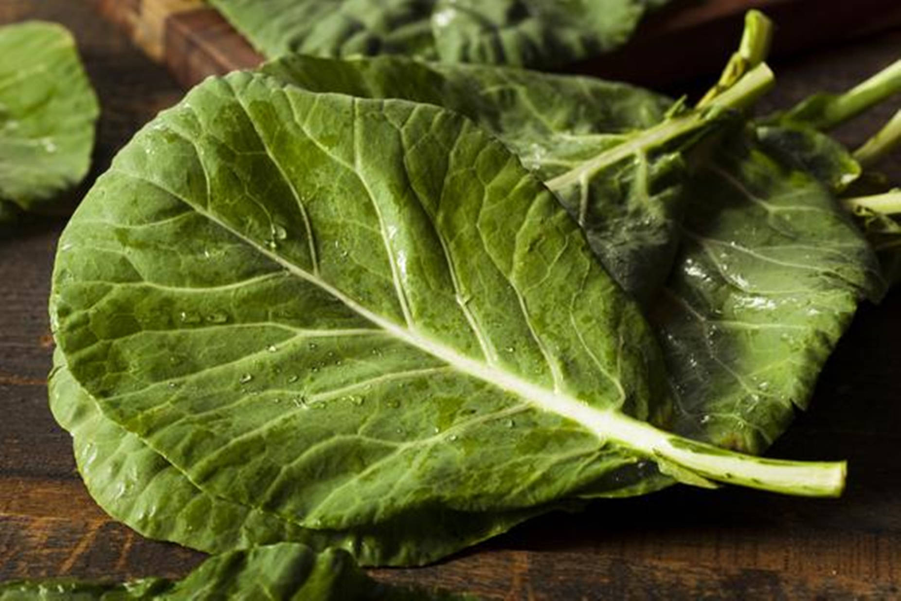 Vegetables 桌布 壁紙 — 新鮮的綠色高麗菜葉在樸素的木質表面上閃爍著水珠。
