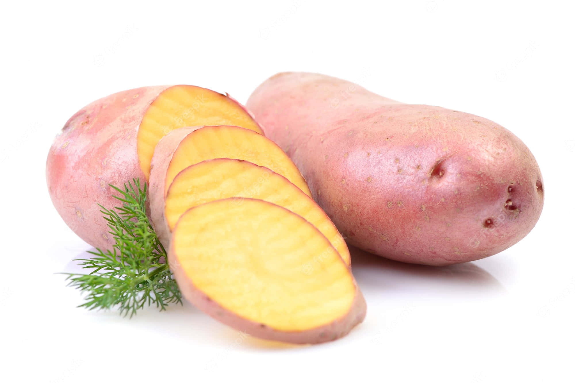 Yellow Sweet Potato 桌布 壁紙 — 新鮮紅皮馬鈴薯，帶有鮮黃色果肉和一小枝蒔蘿，置於潔白背景上。