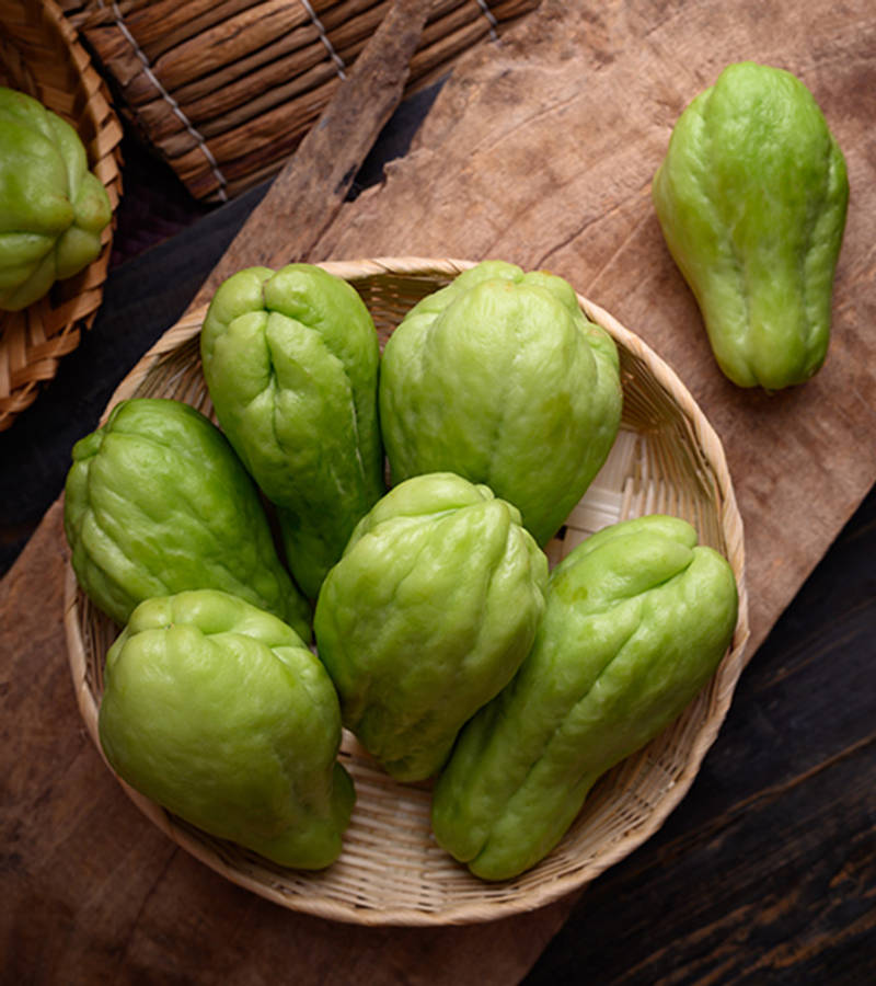Food Photography 桌布 壁紙 — 新鮮綠色佛手瓜放在鄉村木質表面的編織籃中。