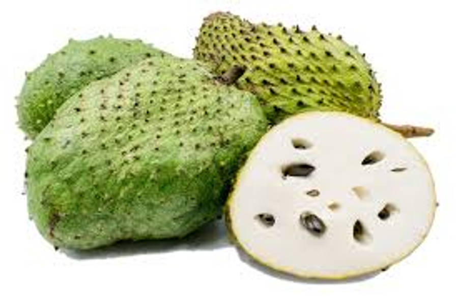 Fruits 桌布 壁紙 — 新鮮綠色刺果番荔枝，其中一個切開露出奶油白色果肉和黑色種子，在潔白背景上。
