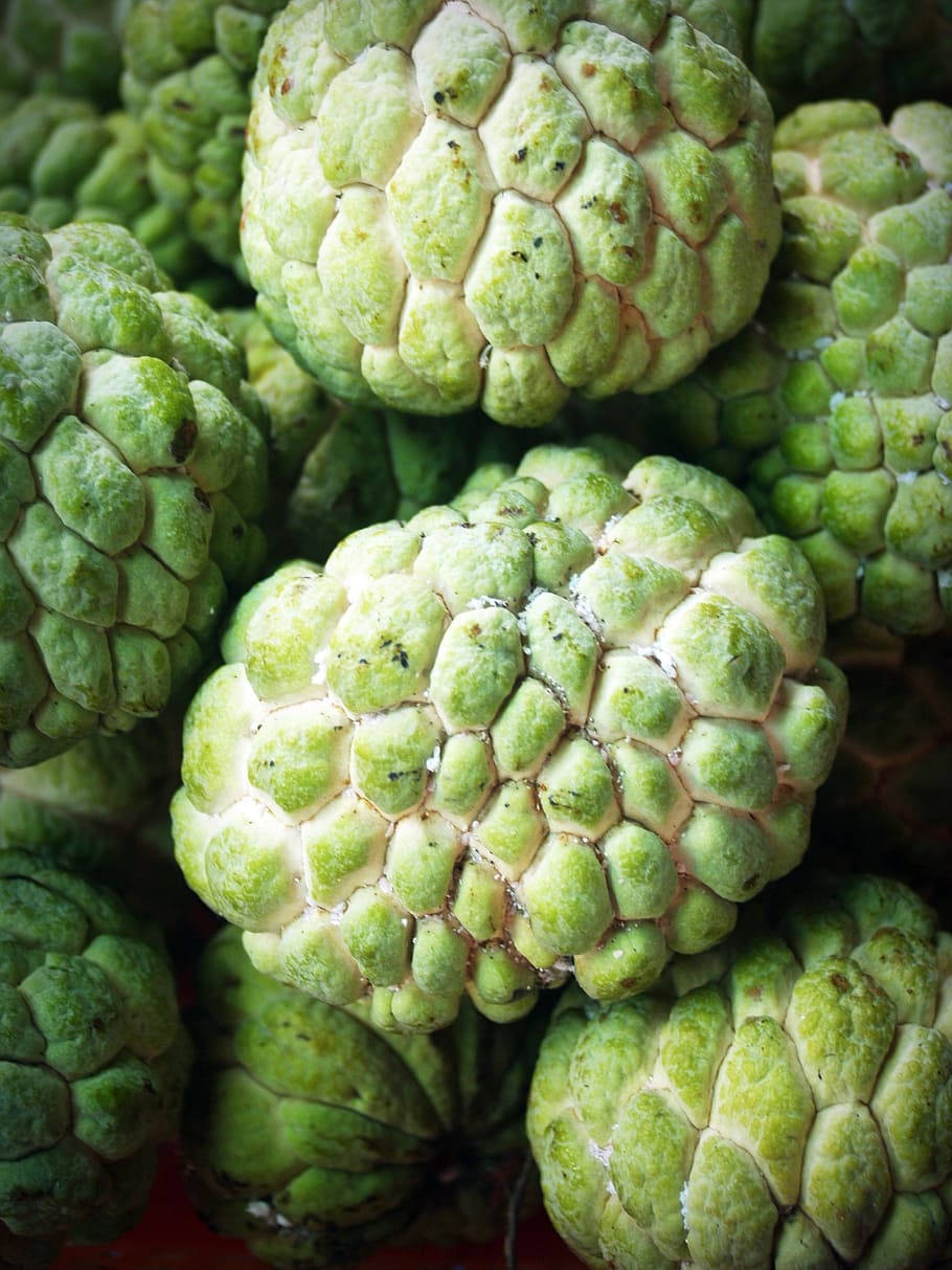 Fruit 桌布 壁紙 — 新鮮綠色奶油蘋果的 close-up，帶有紋理分段的果皮堆疊在一起。