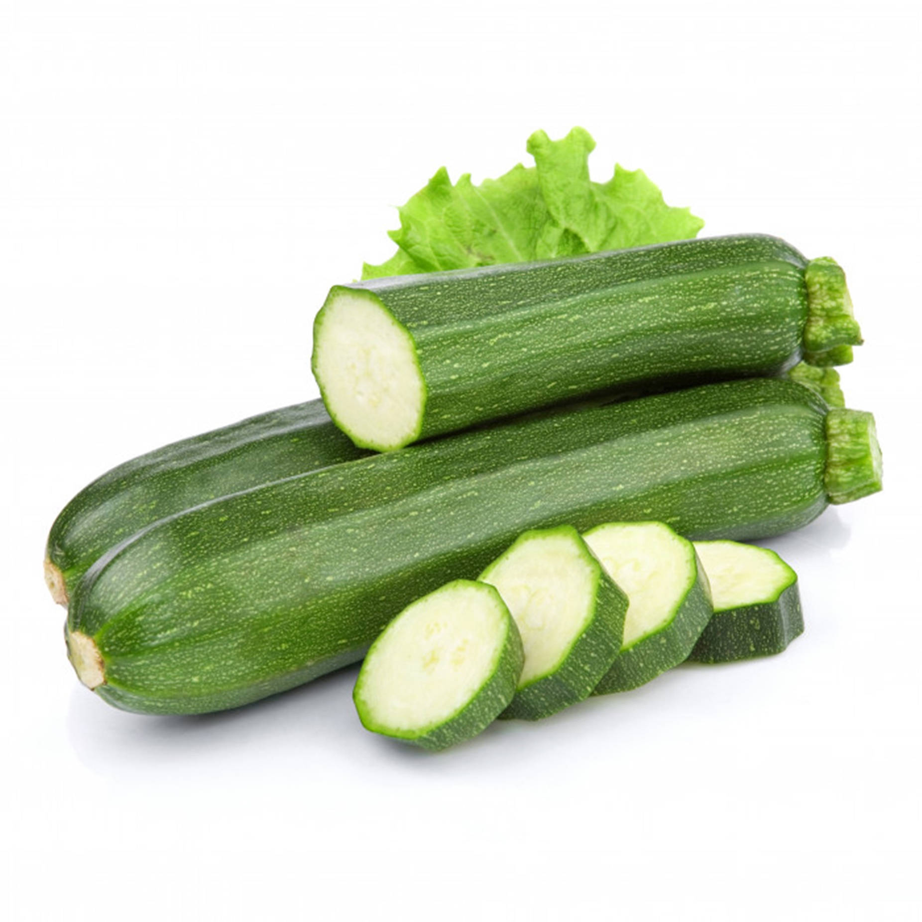 Lettuce 桌布 壁紙 — 新鮮綠色櫛瓜完整及切片，配以生菜，置於潔白背景上。