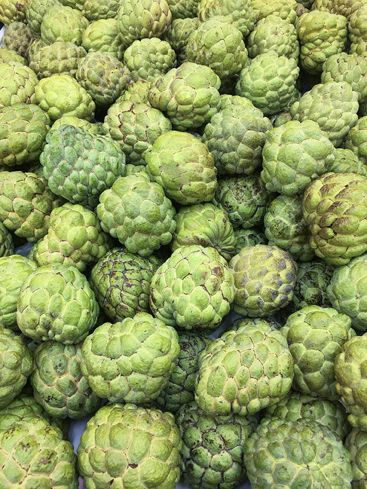 Fruits 桌布 壁紙 — 新鮮綠色番荔枝堆疊在一起的近距離特寫，顯示其紋理分段的果皮。