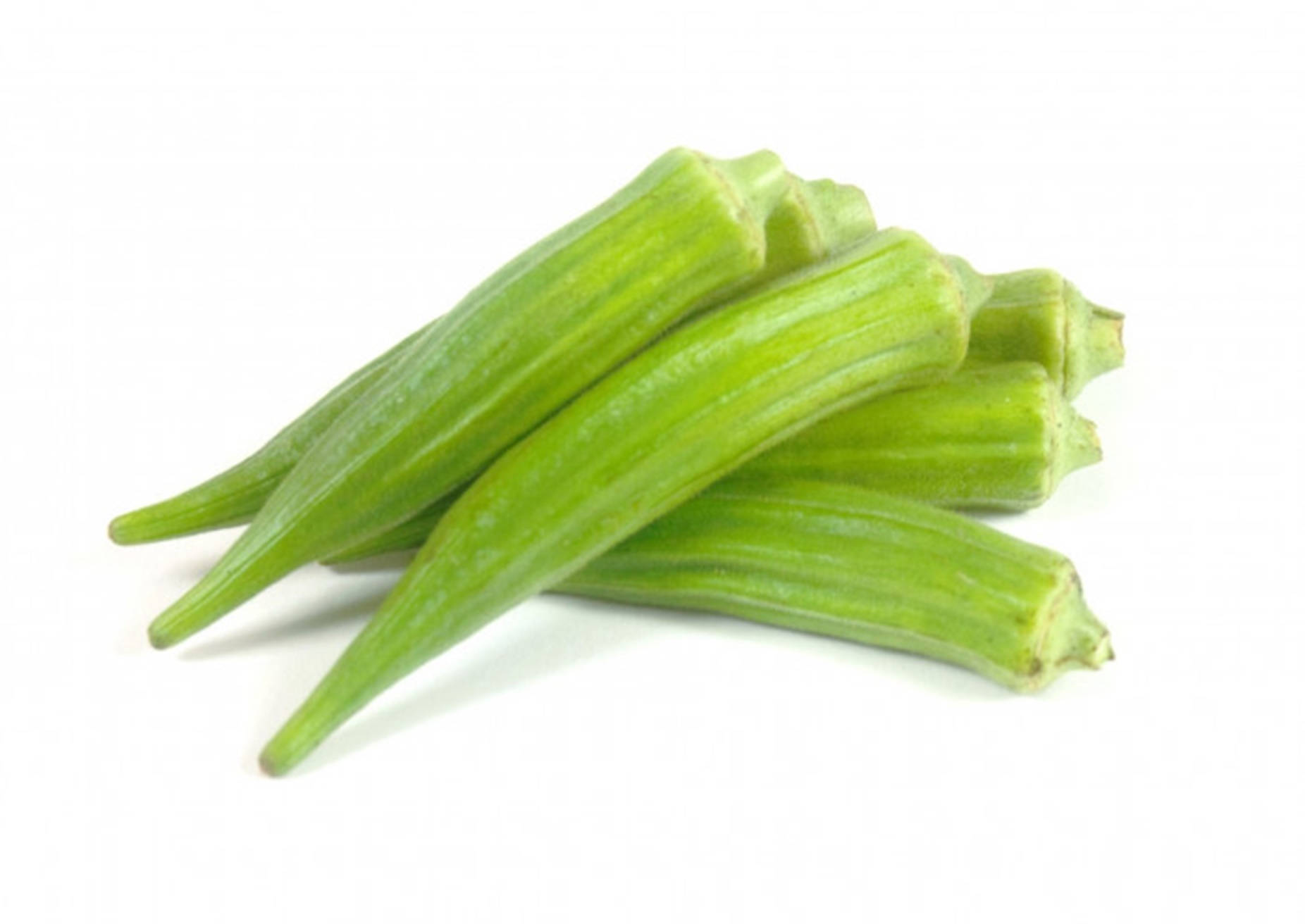 Okra 桌布 壁紙 — 新鮮綠色秋葵莢整齊堆疊在潔白背景上。