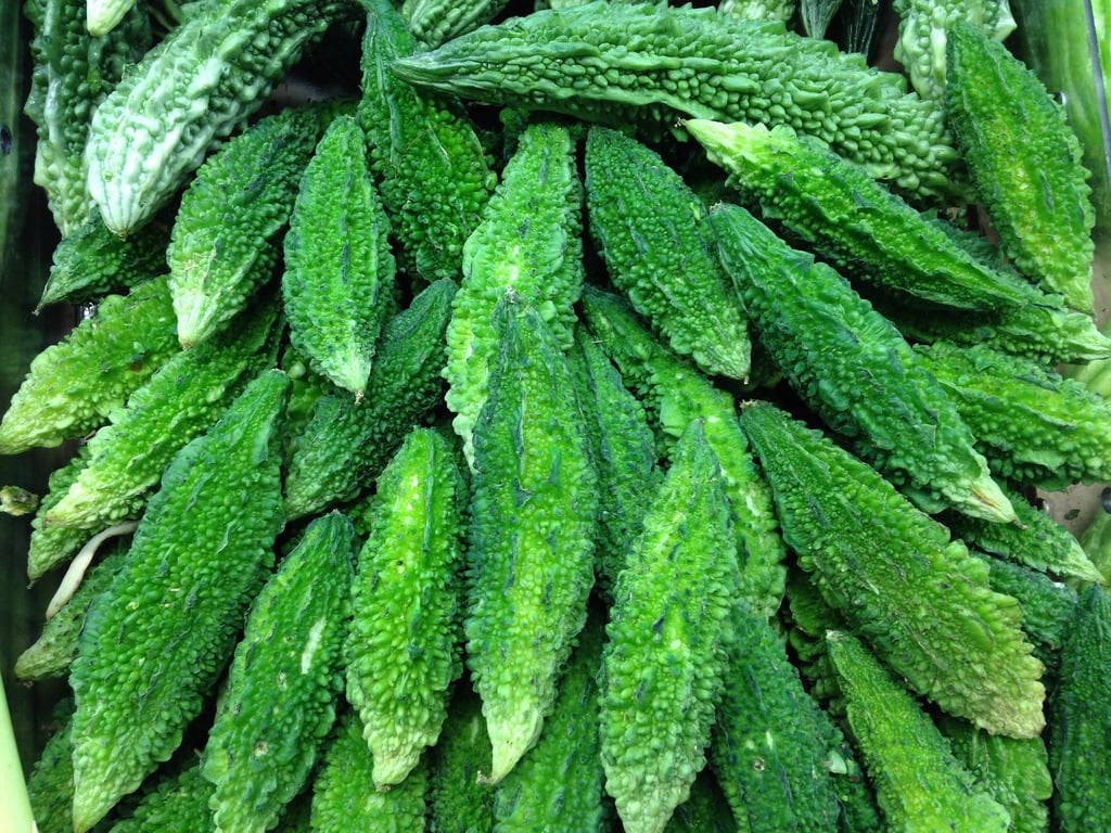 Vegetables 桌布 壁紙 — 新鮮綠色苦瓜堆疊在一起的鮮明特寫，展示其凹凸不平的紋理表皮。