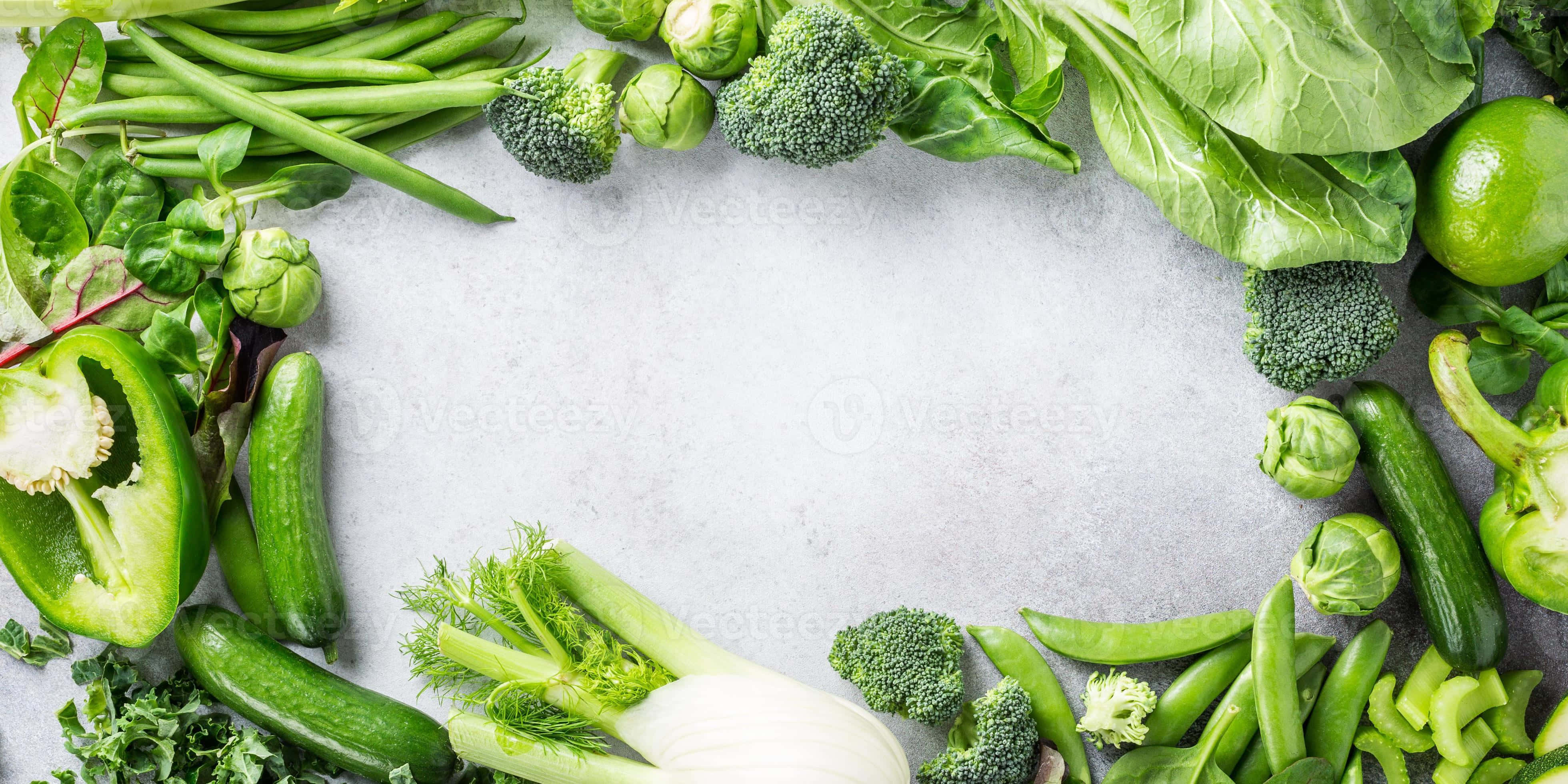 pepper 桌布 壁紙 — 新鮮綠色蔬菜排列成邊框，圍繞淺灰色表面上的空白中心。