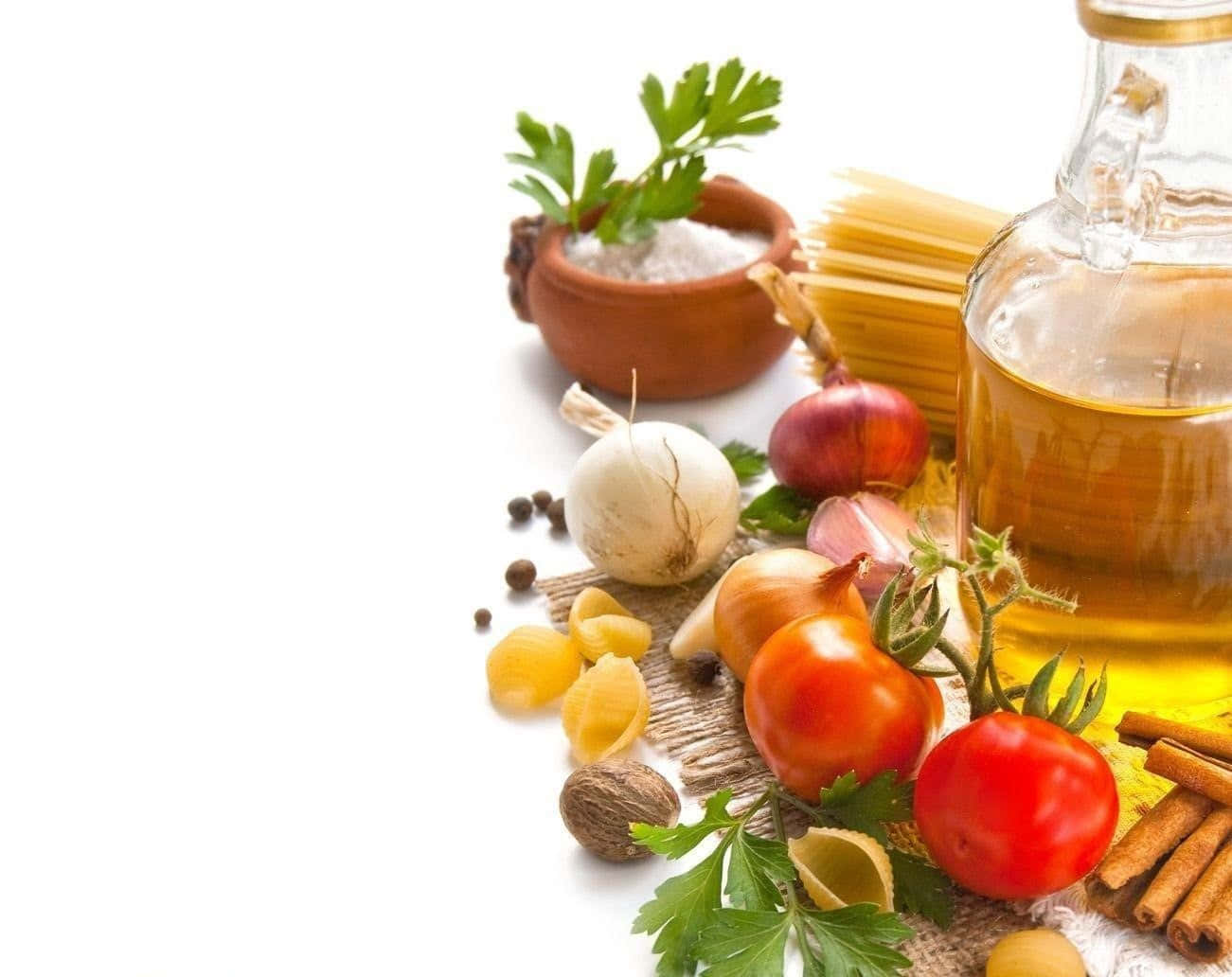 Healthy Food 桌布 壁紙 — 新鮮義大利麵、番茄、大蒜和香料排列在麻布上，背景為明亮的白色。