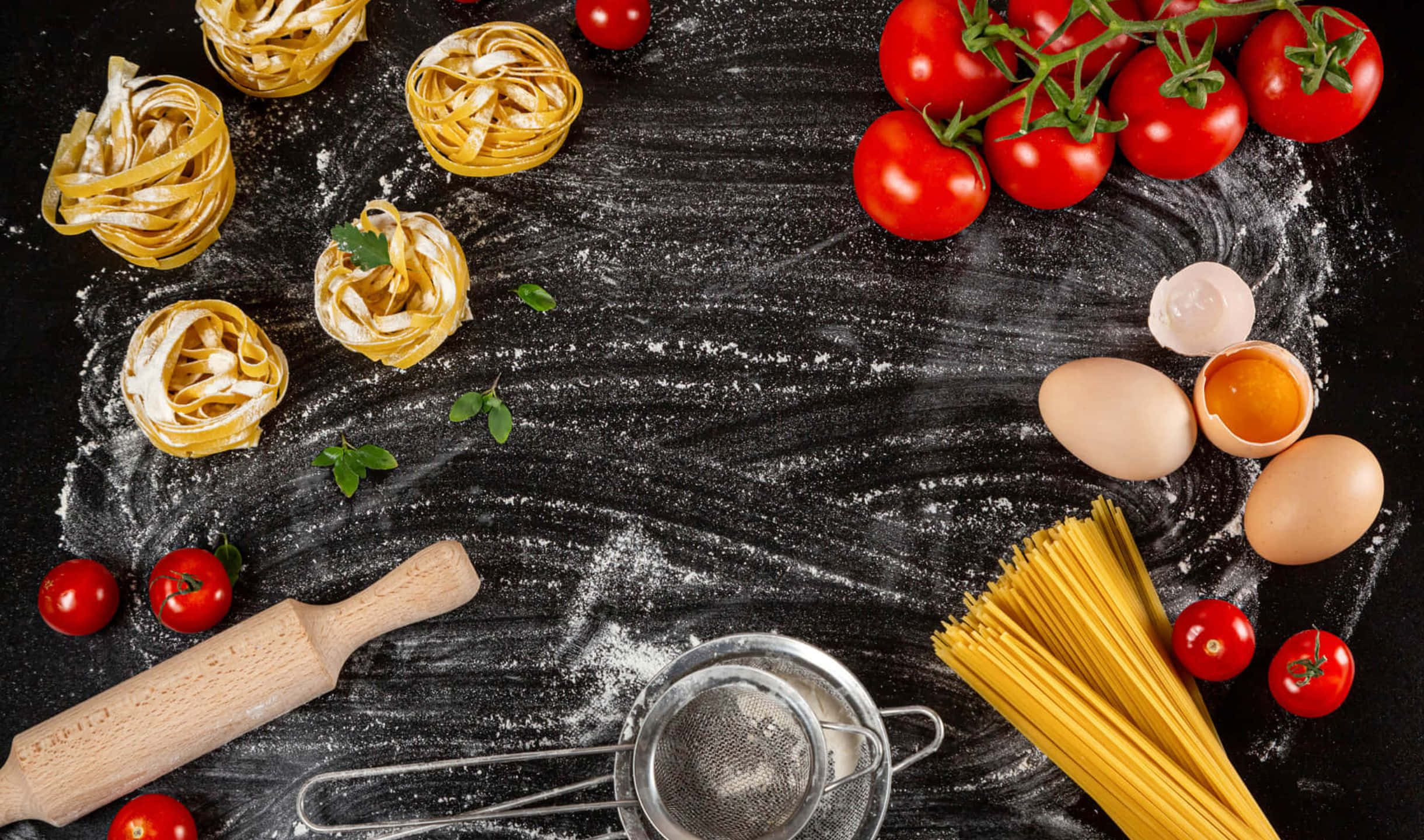 2440x1440 Pasta 桌布 壁紙 — 新鮮義大利麵材料如番茄、雞蛋和麵粉，在深色鄉村風表面上藝術地排列。