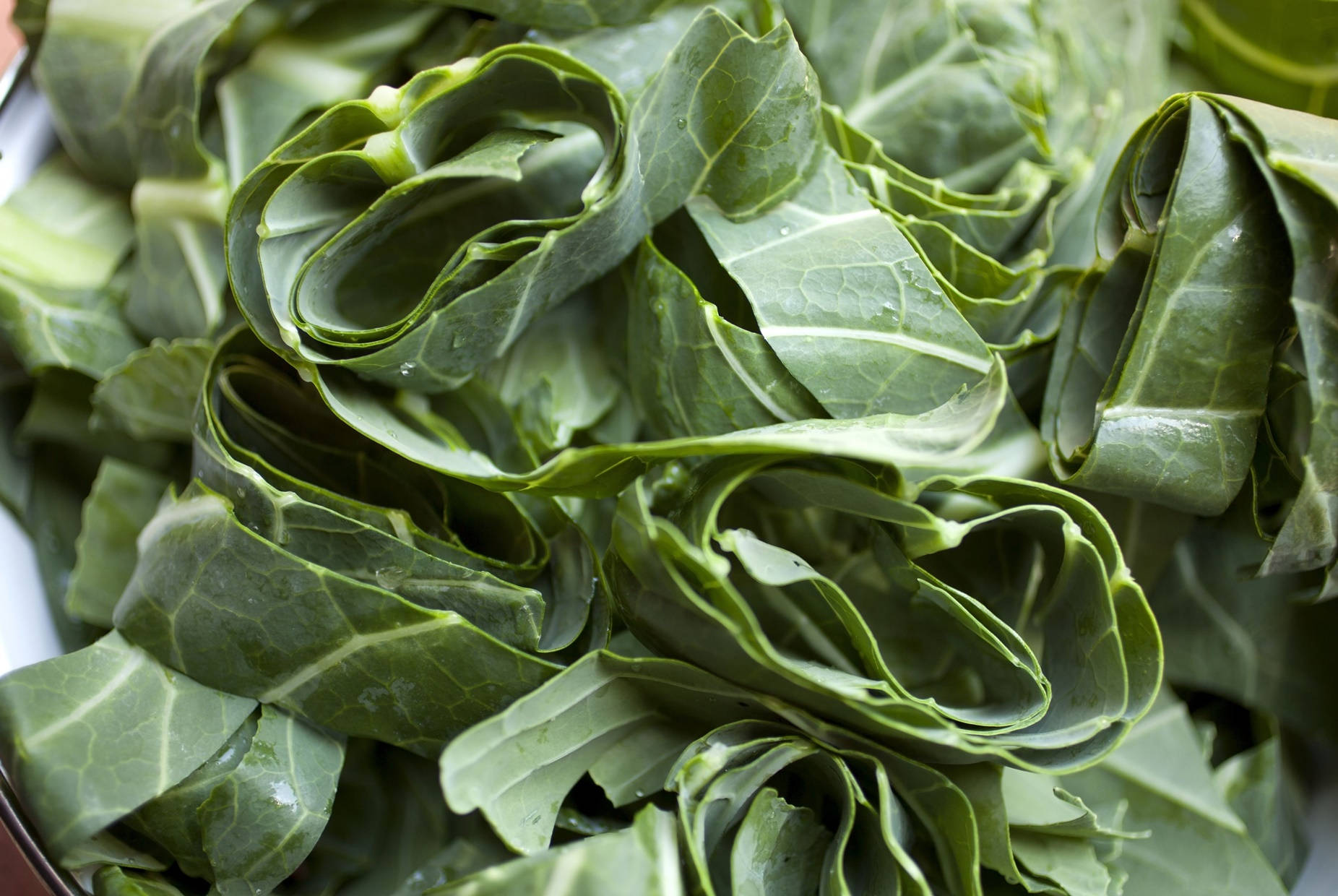 Vegetables 桌布 壁紙 — 新鮮羽衣甘藍葉的特寫，呈現鮮綠色調和可見的葉脈。