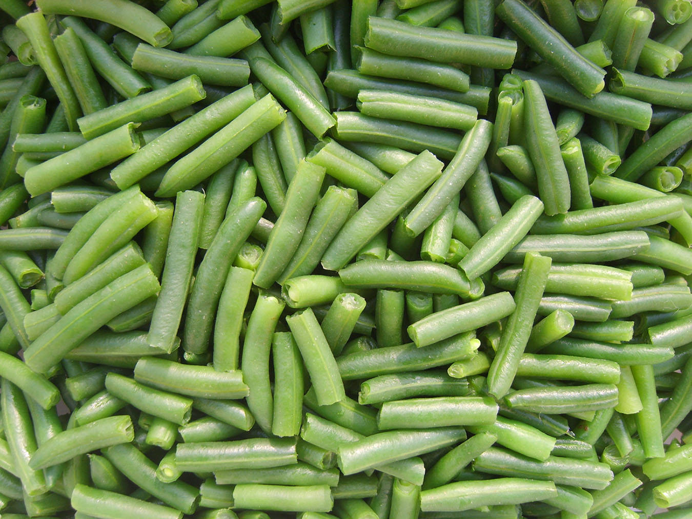 beans 桌布 壁紙 — 新鮮翠綠的豆角堆疊在一起的近距離特寫，展現其光澤質感和自然曲線。