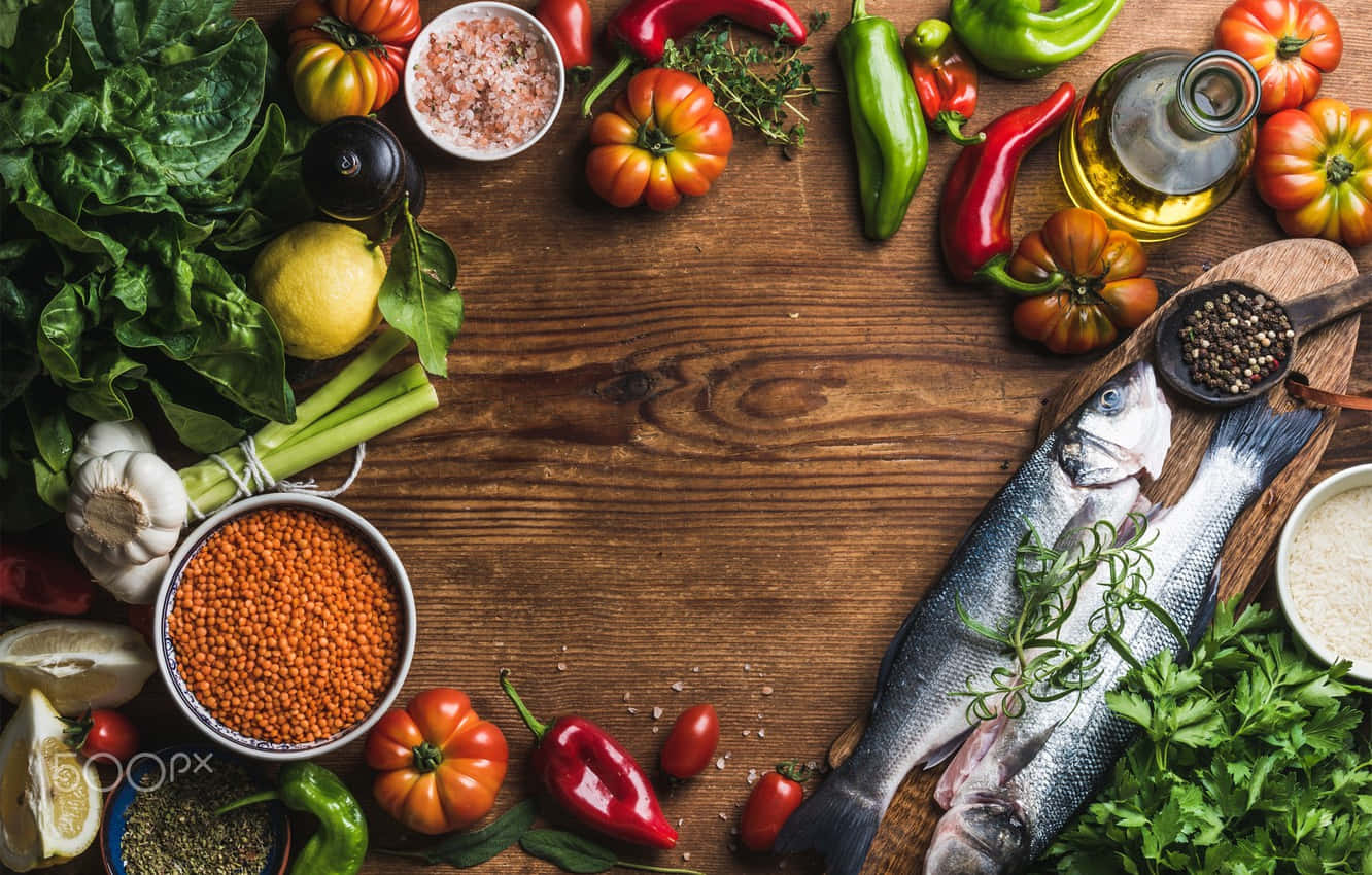 Food Table 桌布 壁紙 — 新鮮色彩繽紛的蔬菜、香草和整條魚擺放在質樸的木桌上，準備烹飪。