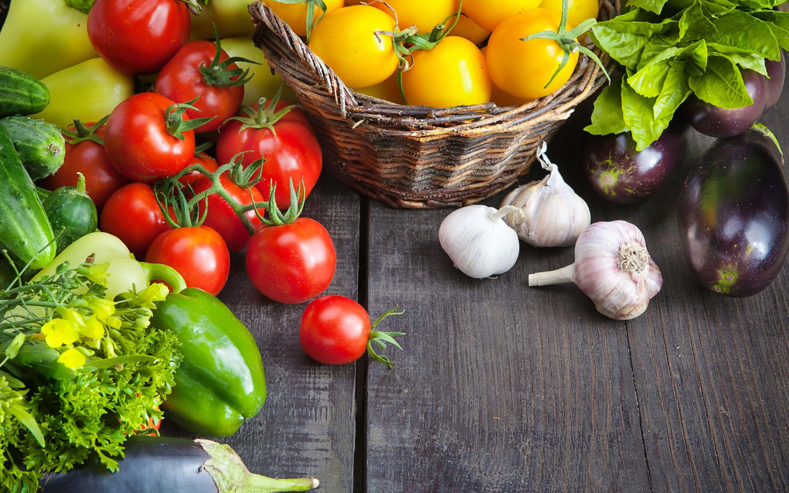 Vegetables 桌布 壁紙 — 新鮮色彩鮮豔的蔬菜，如番茄、黃瓜和茄子，擺放在質樸的木桌上。