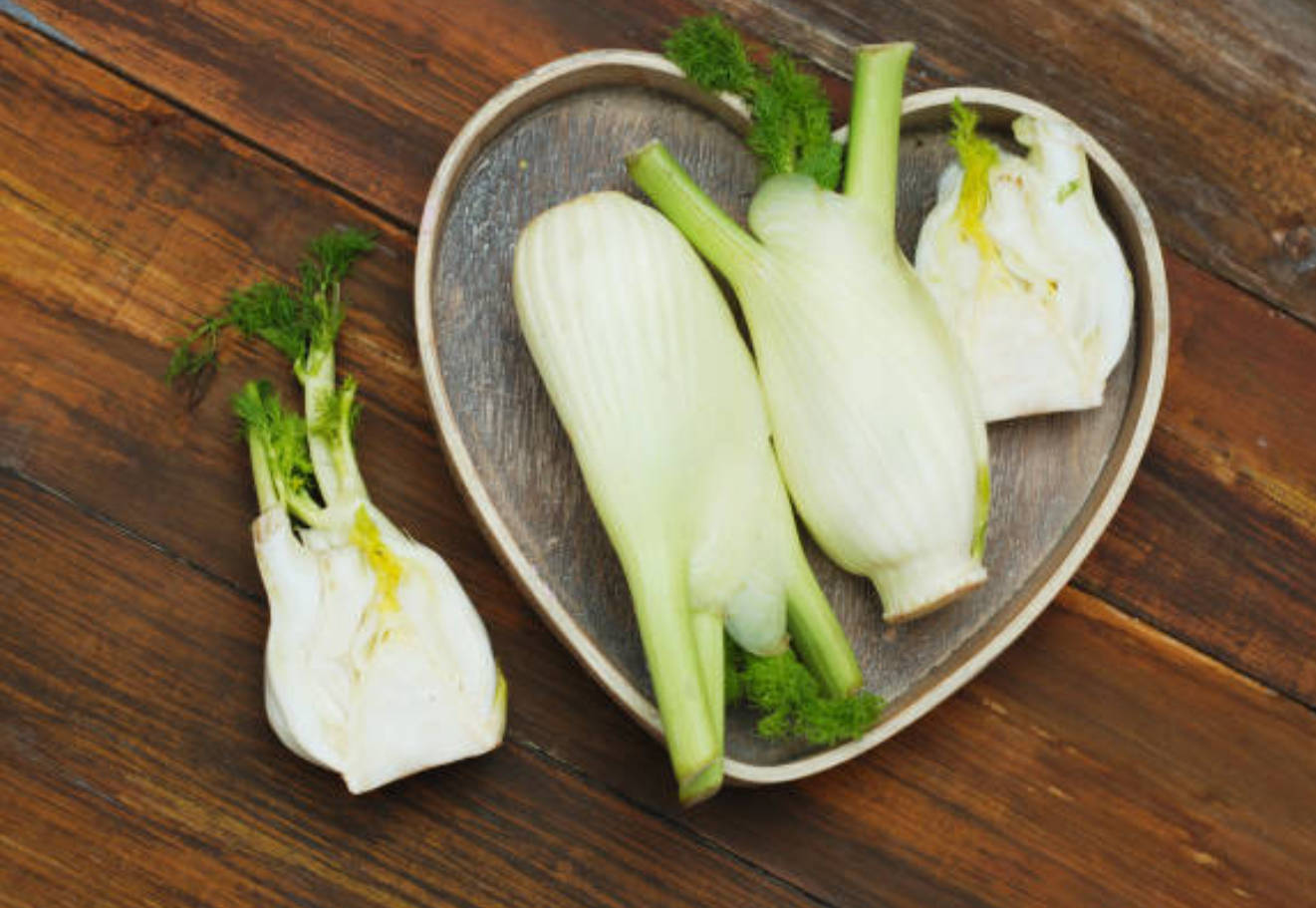 Vegetables 桌布 壁紙 — 新鮮茴香球莖連綠色葉子放在木心心形盤上，置於鄉村風格木桌上。