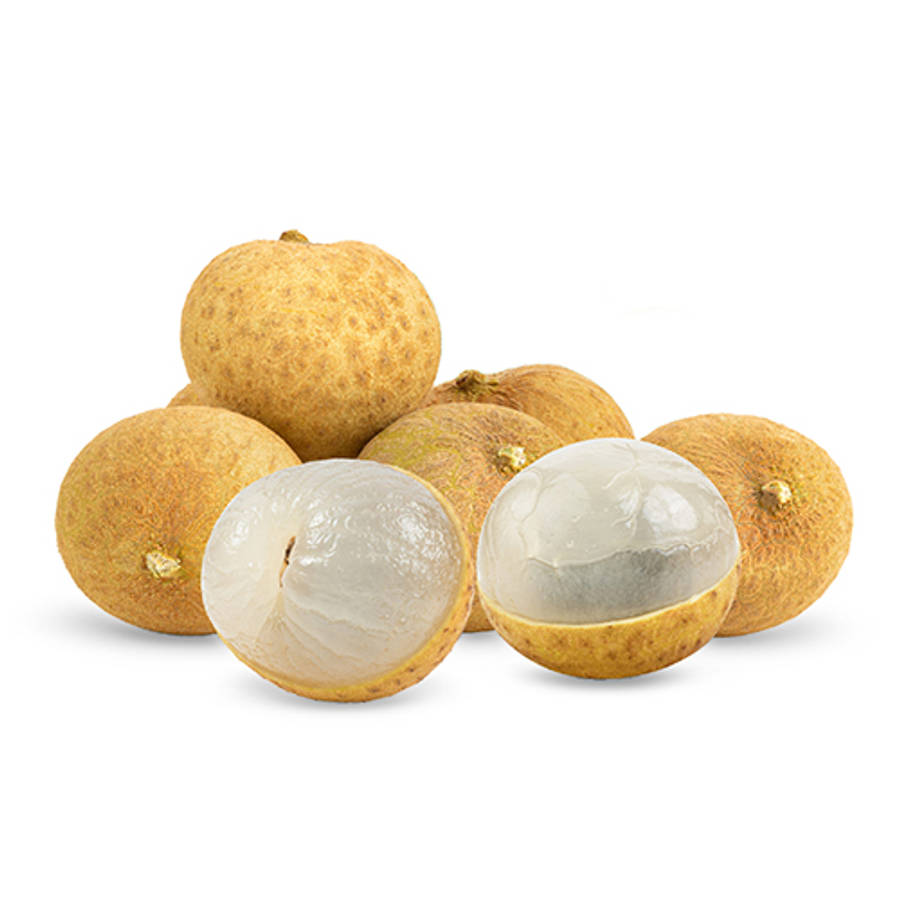 Fruits 桌布 壁紙 — 新鮮荔枝，帶有紋理的棕色外殼和半透明的白色果肉，展示在乾淨的白色背景上。