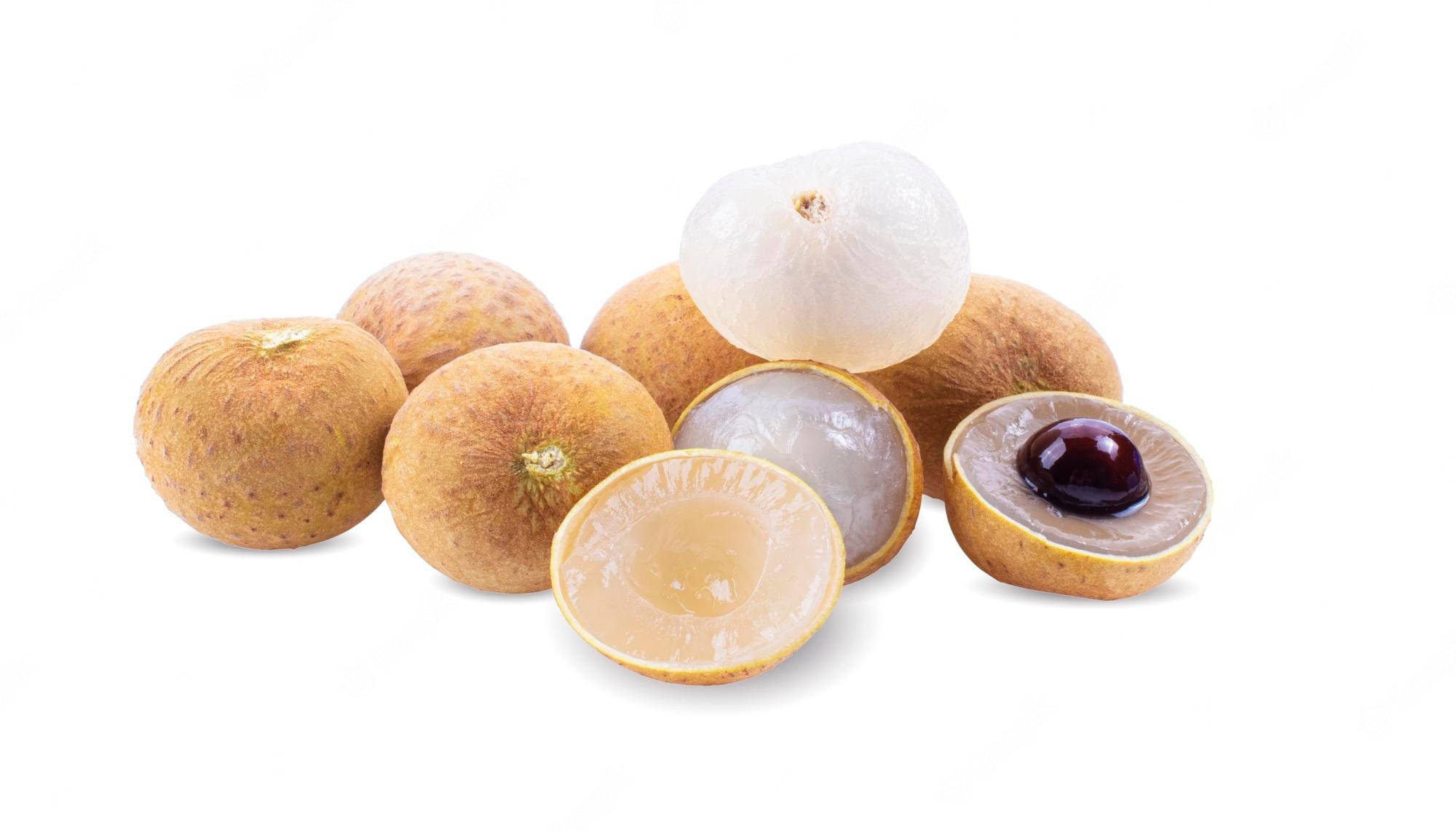 Fruits 桌布 壁紙 — 新鮮荔枝，帶有紋理的棕色外皮和半透明的白色果肉，部分切半露出深色種子，背景為白色。
