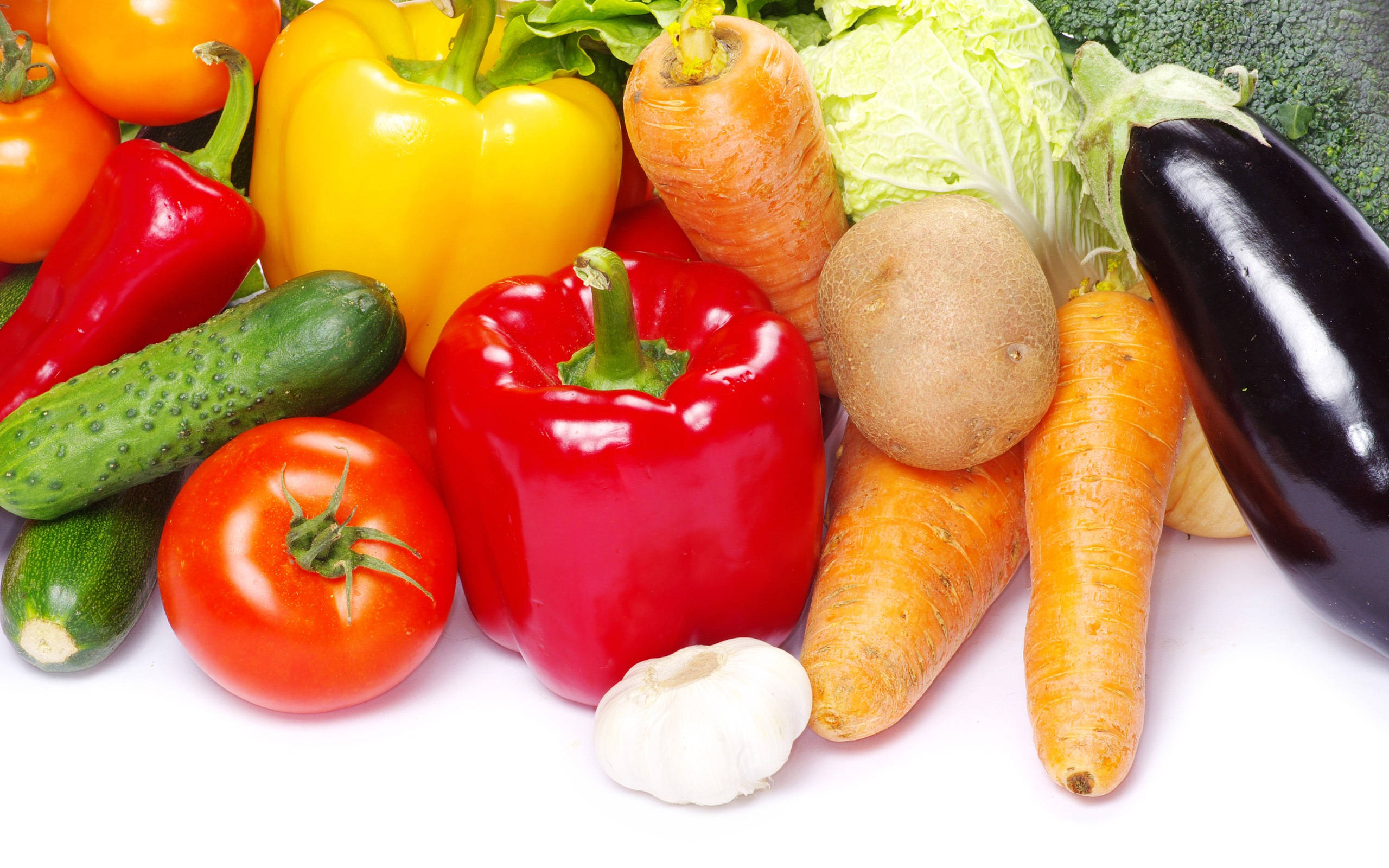 Vegetable 桌布 壁紙 — 新鮮蔬菜的鮮豔組合，包括紅椒、小黃瓜、番茄和胡蘿蔔，整齊排列在潔白的背景上。