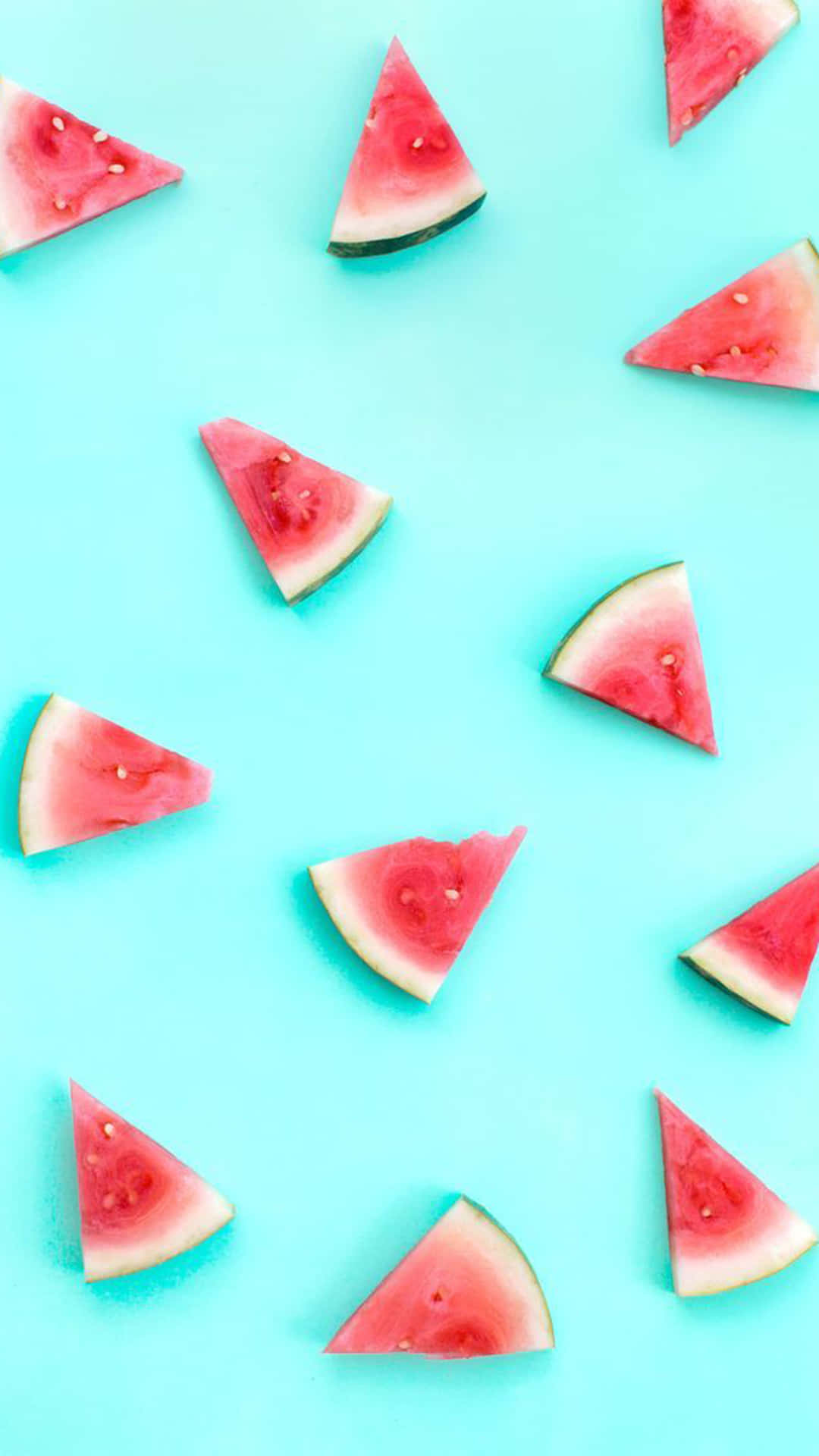 Trendy Summer iPhone 桌布 壁紙 — 新鮮西瓜片散落在充滿活力的藍綠色背景上，形成平面佈置構圖。
