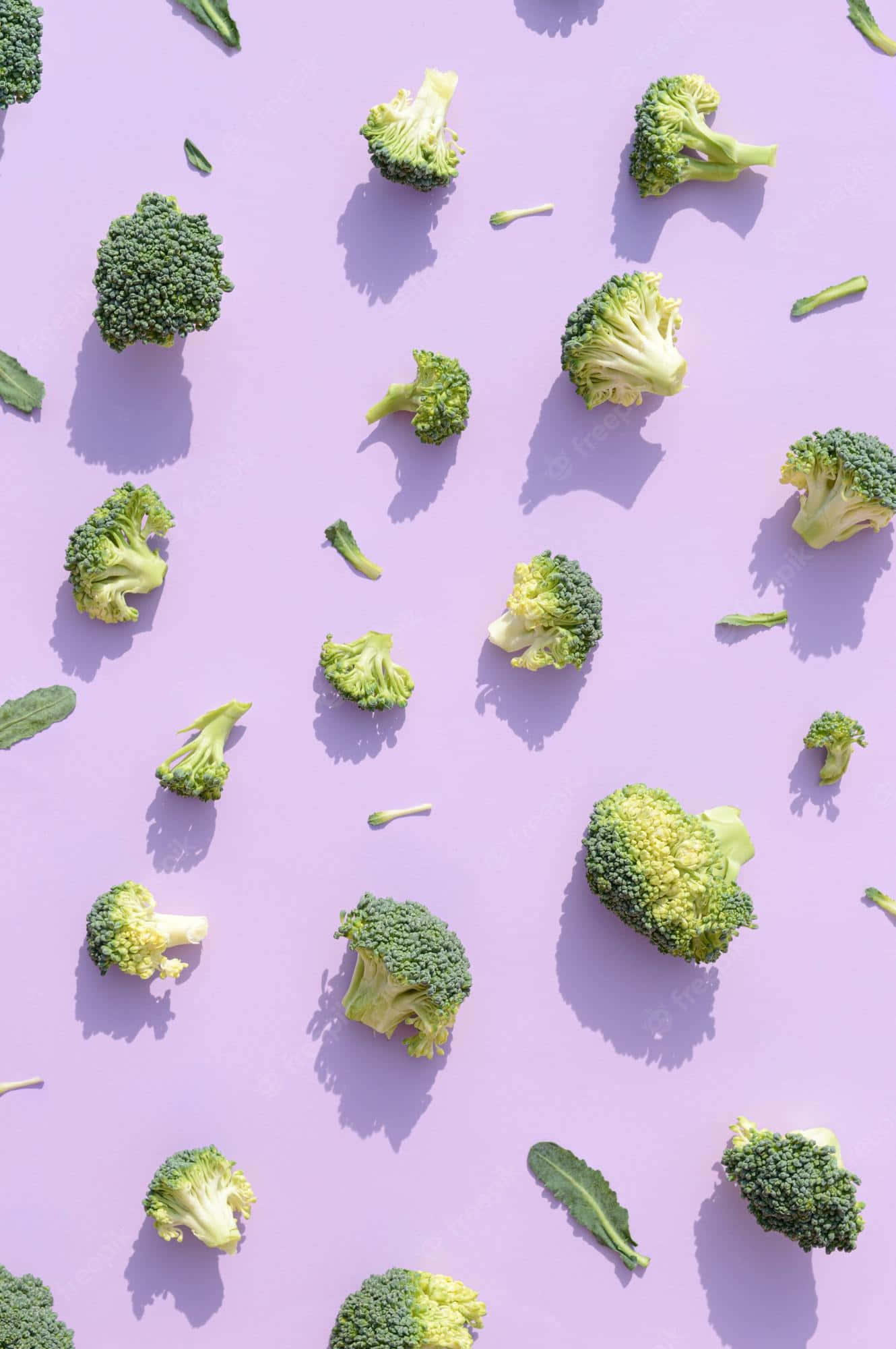 Healthy Food 桌布 壁紙 — 新鮮西蘭花的小花和莖散落在柔和的薰衣草背景上，帶有清晰的陰影。