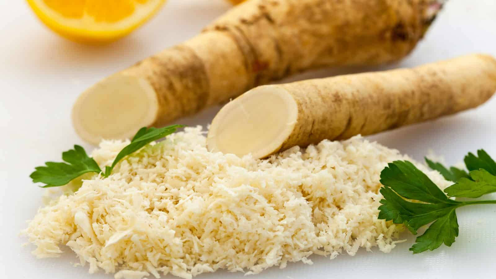 Healthy Food 桌布 壁紙 — 新鮮辣根根和磨碎辣根配歐芹和檸檬片放在白色表面上。