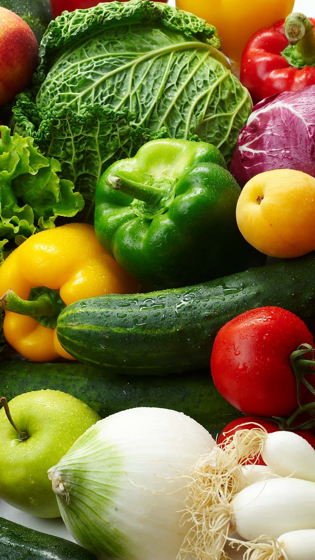 pepper 桌布 壁紙 — 新鮮農產品的特寫，包括高麗菜、甜椒、小黃瓜、番茄和洋蔥，閃爍著水珠，色彩鮮豔。