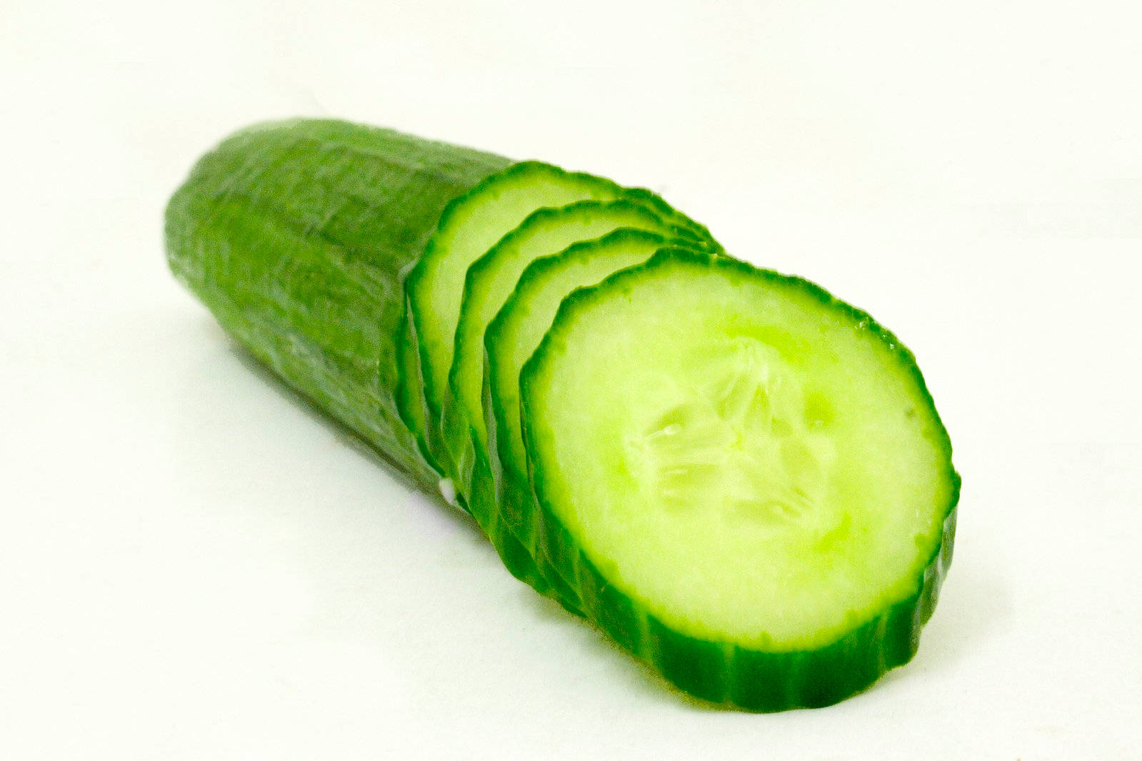Fruit 桌布 壁紙 — 新鮮青瓜配以脆片，在純白背景下展現多汁內部。