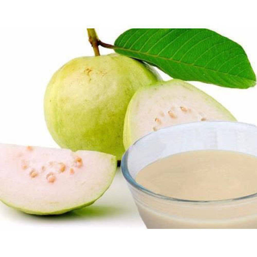 Fruit 桌布 壁紙 — 新鮮青芭樂果實，附有葉片和切片，旁邊放著一碗 creamy 的芭樂果肉。