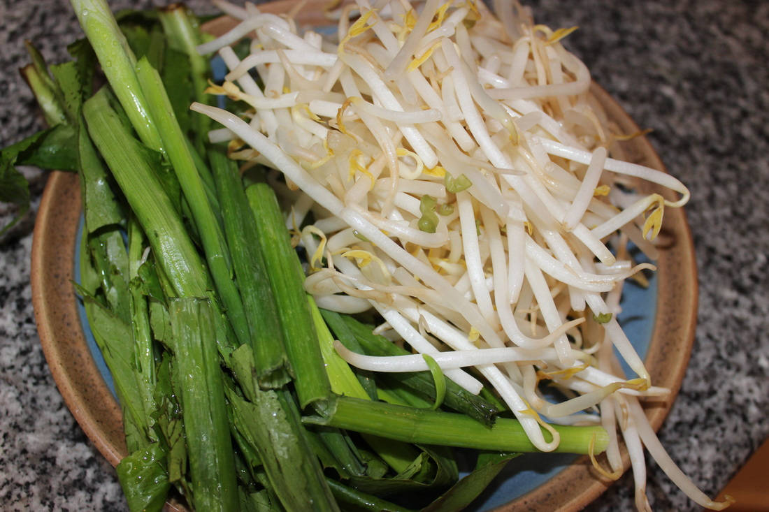 beans 桌布 壁紙 — 新鮮青蔥和白豆芽堆放在鄉村風格陶瓷盤上的特寫。