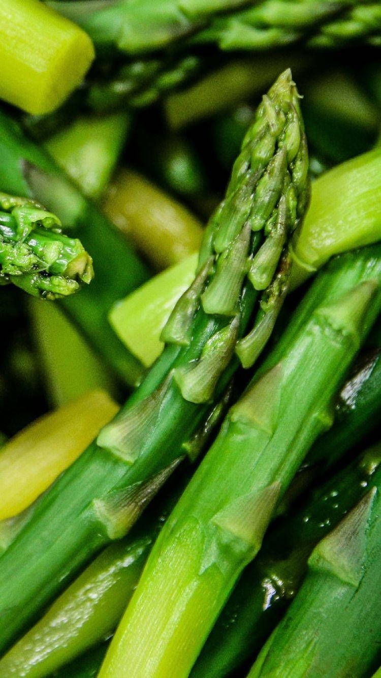 Healthy Food 桌布 壁紙 — 新鮮青蘆筍嫩莖的特寫，帶有露珠點綴的尖端和鮮豔的色彩漸變。