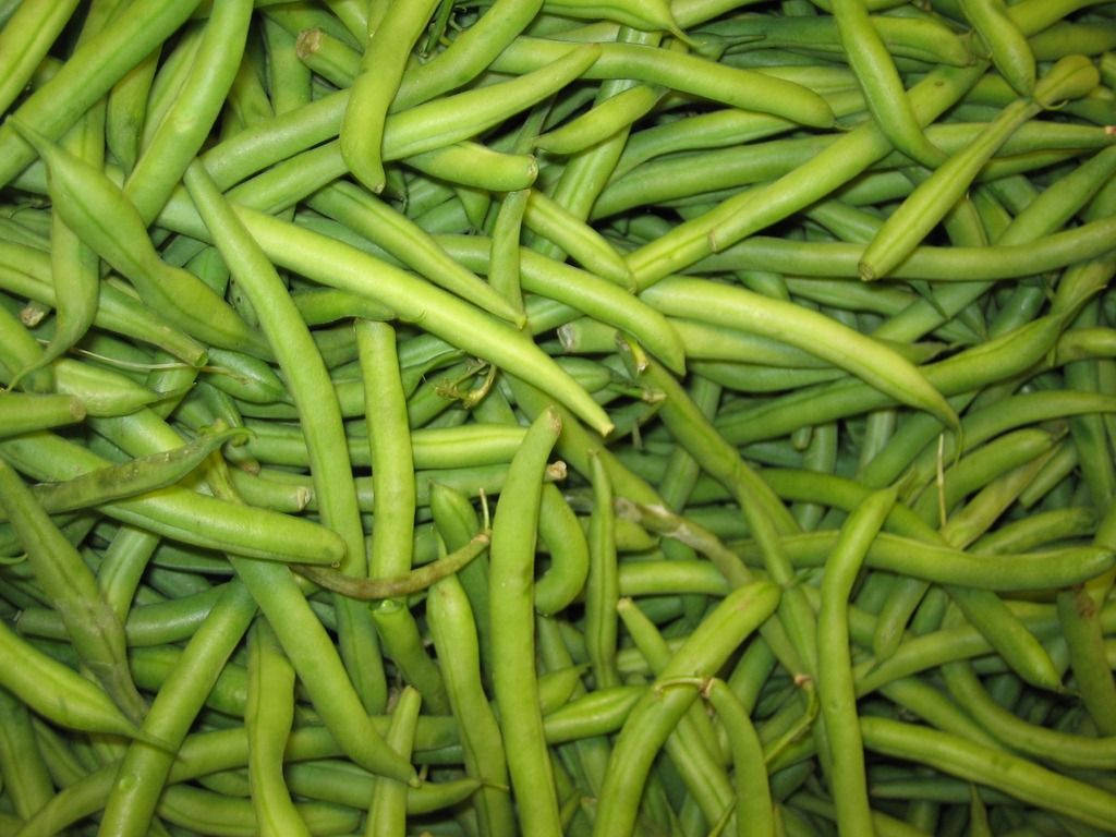 Vegetables 桌布 壁紙 — 新鮮青豆堆疊在一起的近距離特寫，展現其鮮豔色彩和自然質感。