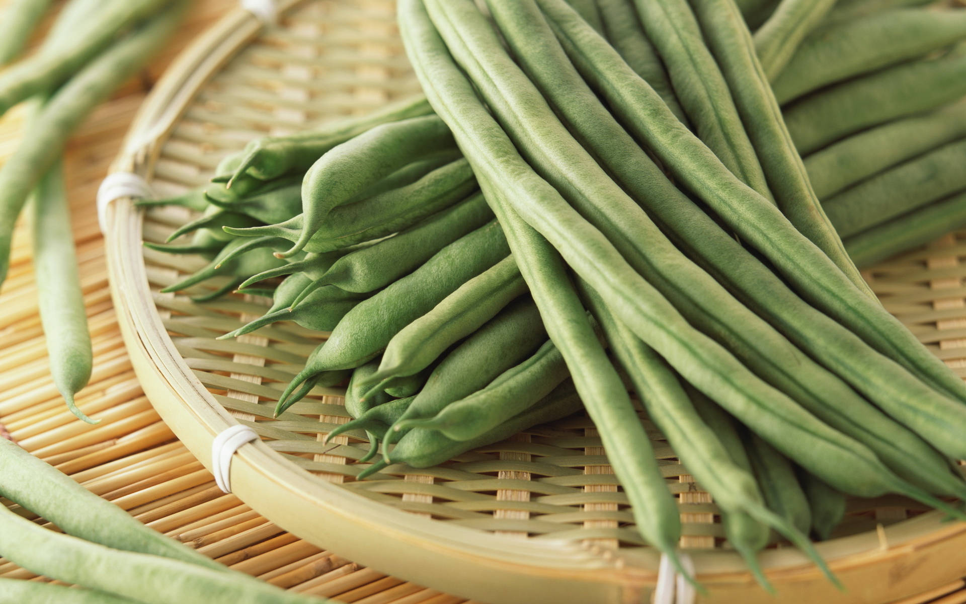 Vegetable 桌布 壁紙 — 新鮮青豆堆疊在編織竹籃中，自然光突顯其鮮豔色彩和質感。