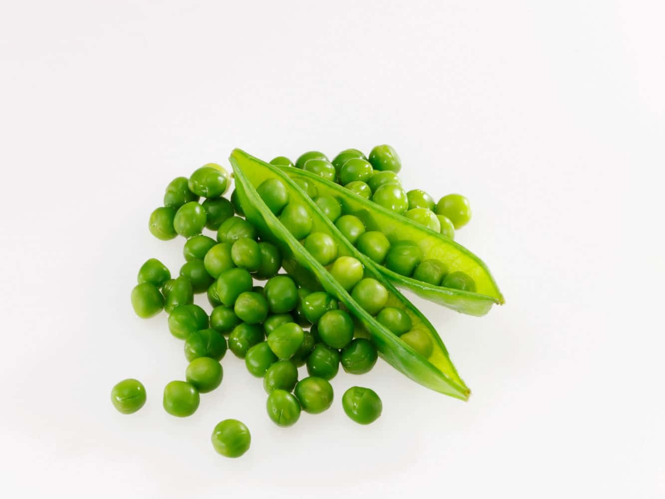 蔬菜 桌布 壁紙 — 新鮮青豆從打開的豆莢中溢出，置於帶有柔和陰影的潔白背景上。