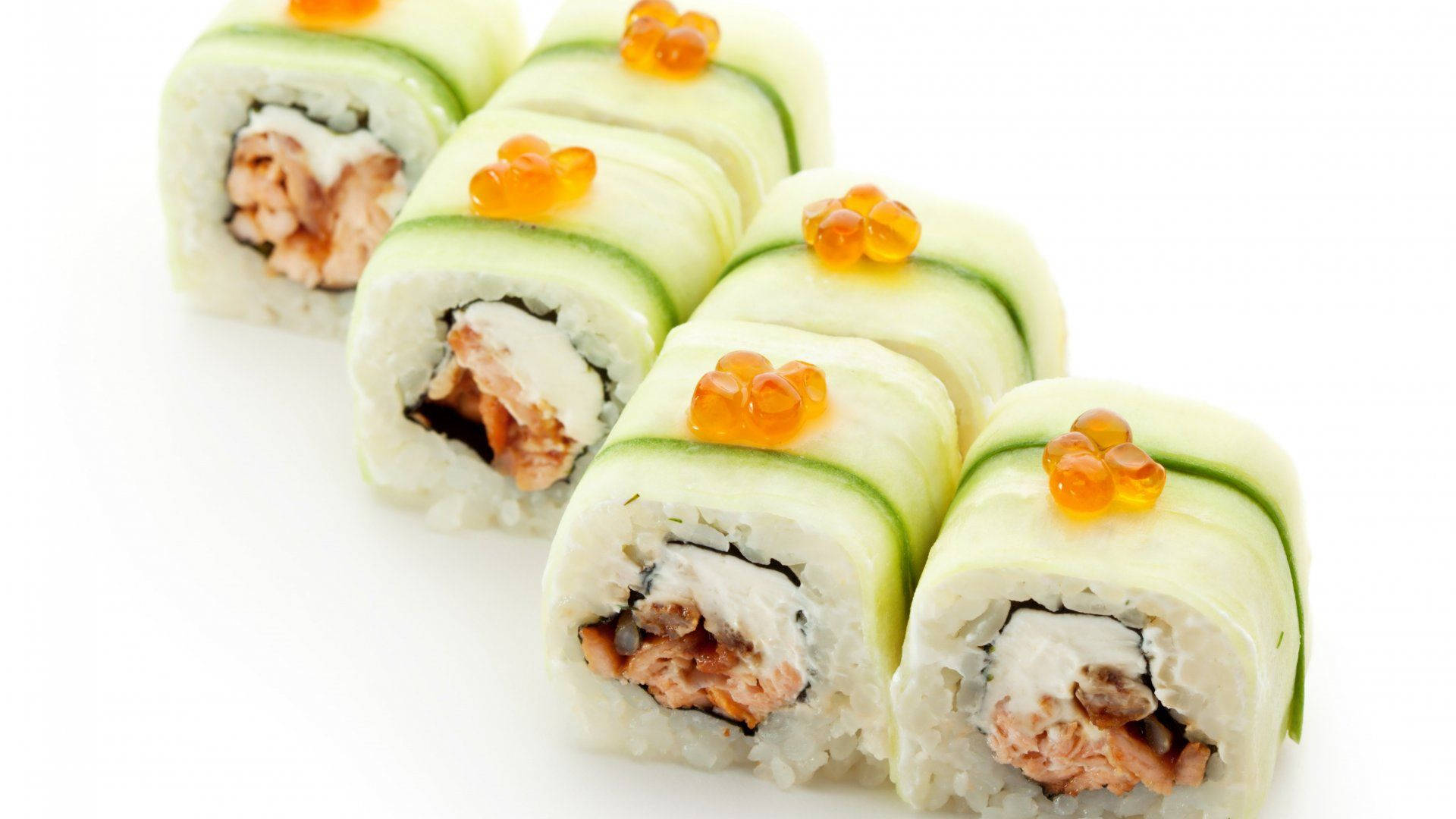 Sushi 桌布 壁紙 — 新鮮鮭魚酪梨飛魚卵壽司卷，對角排列在潔白表面上。