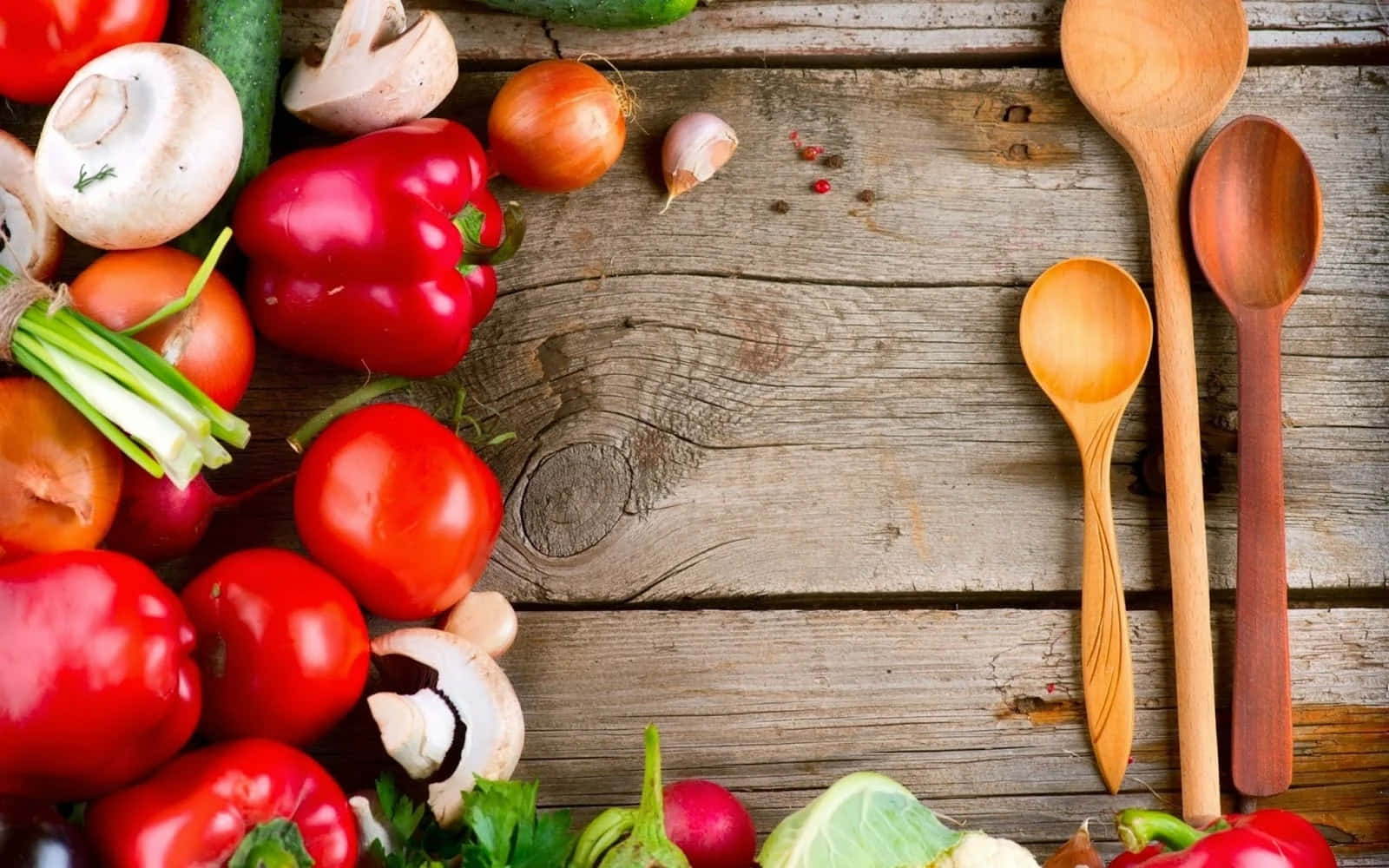 Fruits And Vegetables 桌布 壁紙 — 新鮮鮮豔的蔬菜和木湯匙擺放在一個古樸風化的木質表面上。