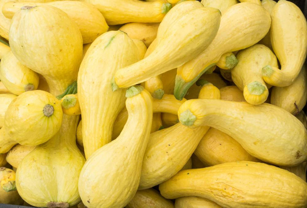 Fruits 桌布 壁紙 — 新鮮黃色夏季南瓜的特寫，堆疊在一起，帶有紋理表皮和綠色莖部。