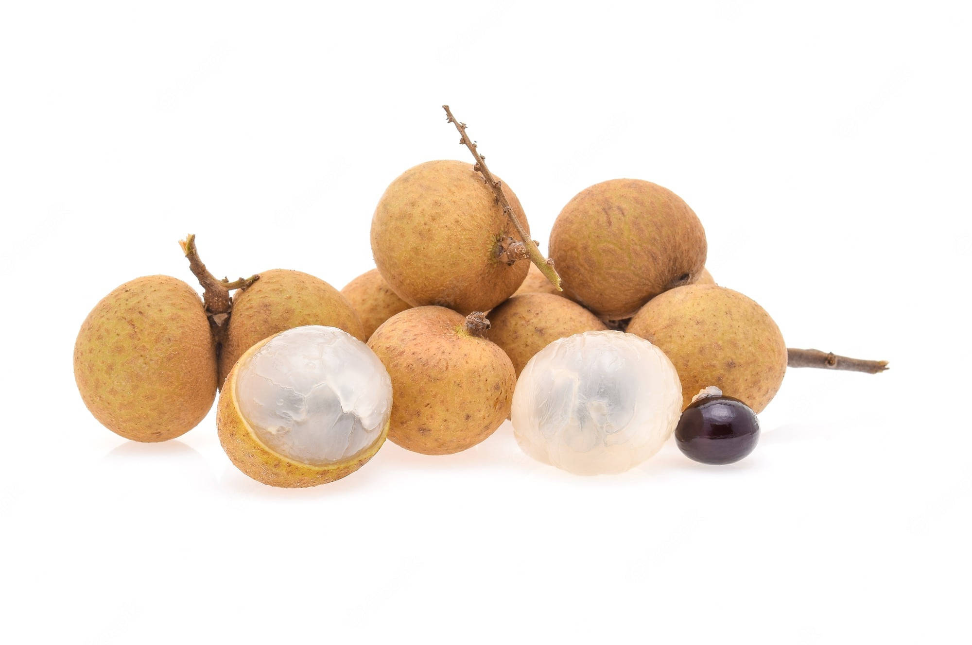 Fruits 桌布 壁紙 — 新鮮龍眼，半透明白色果肉，褐色斑點外殼，堆放在白色背景上。