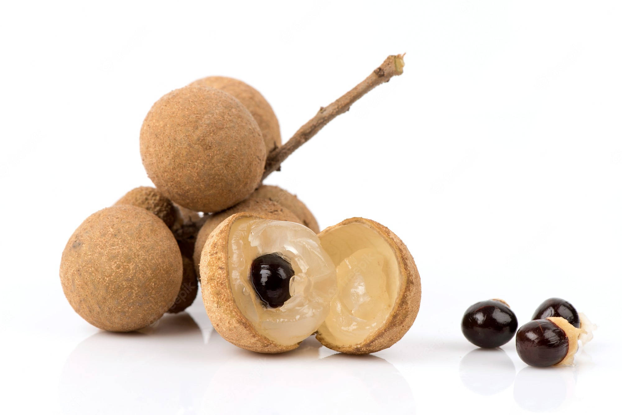 Fruits 桌布 壁紙 — 新鮮龍眼果實，其中一個剝開露出半透明果肉和深色種子，以潔白背景襯托。