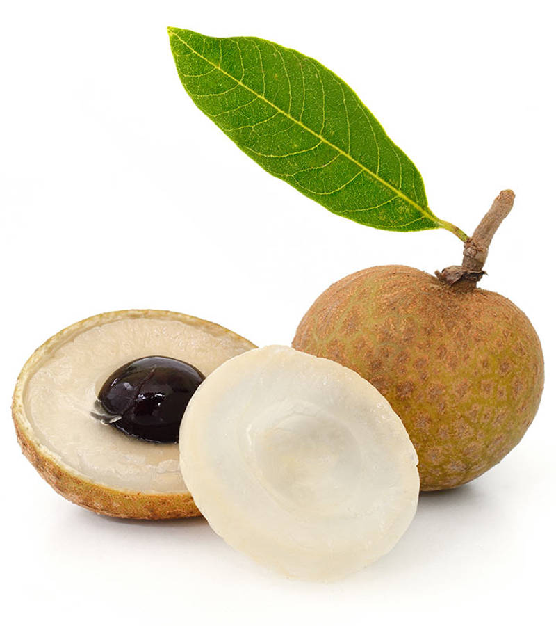 Fruits 桌布 壁紙 — 新鮮龍眼果實切開，露出半透明白色果肉和帶有光澤的黑色種子，附有鮮綠色葉子。