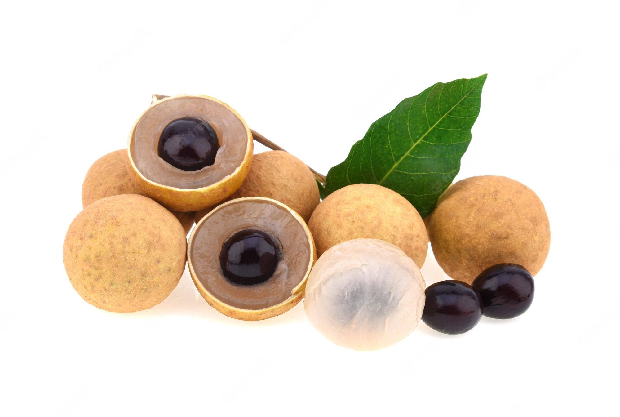 Fruits 桌布 壁紙 — 新鮮龍眼果實搭配綠葉排列在白色背景上，展示完整、去皮和切半的樣本。