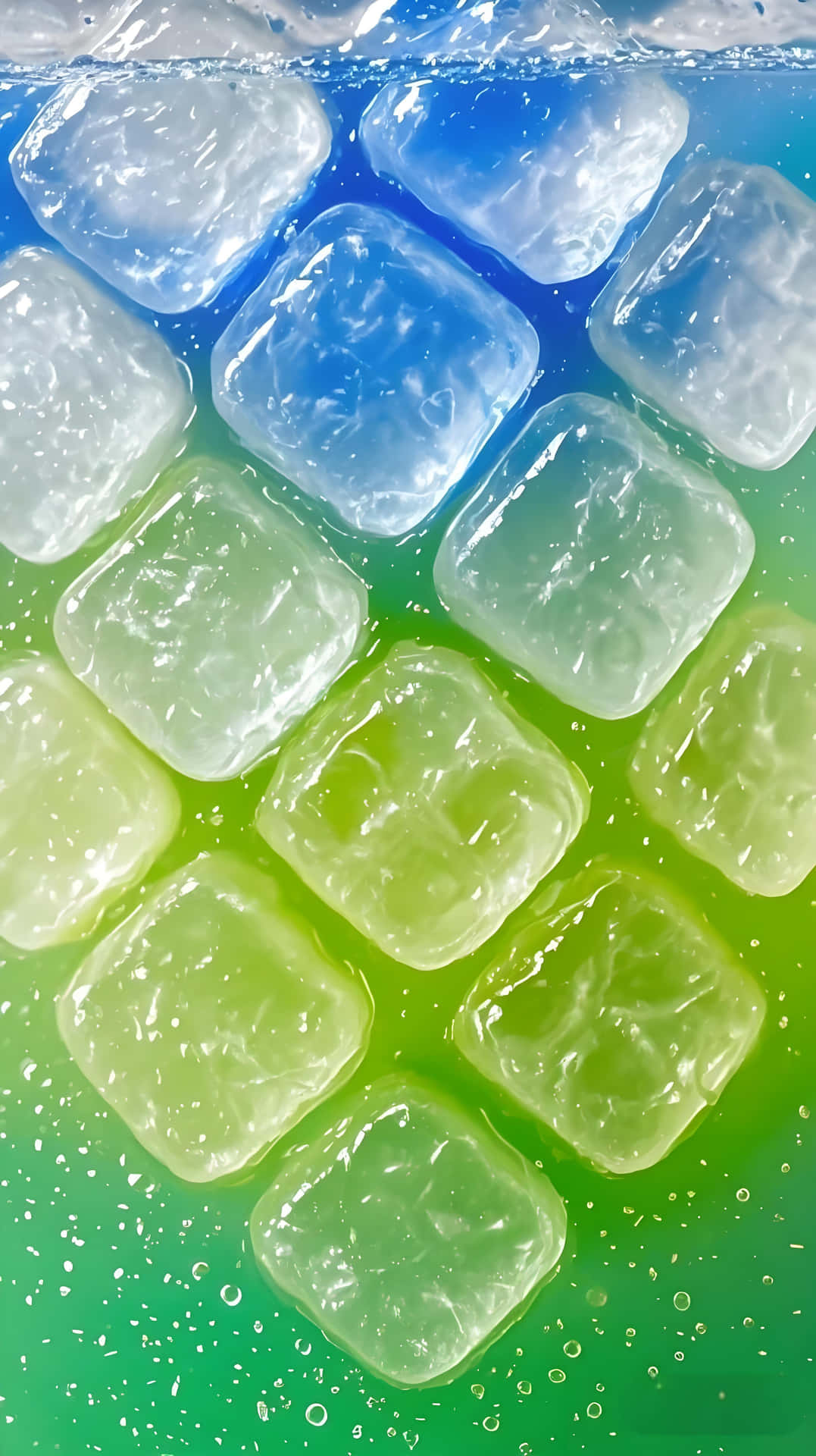 Colorful Ice Cubes: Refreshing Summer Wallpaper 壁紙 — 方形冰塊漂浮在由藍到綠的漸變液體中，帶有可見的氣泡和水波紋。