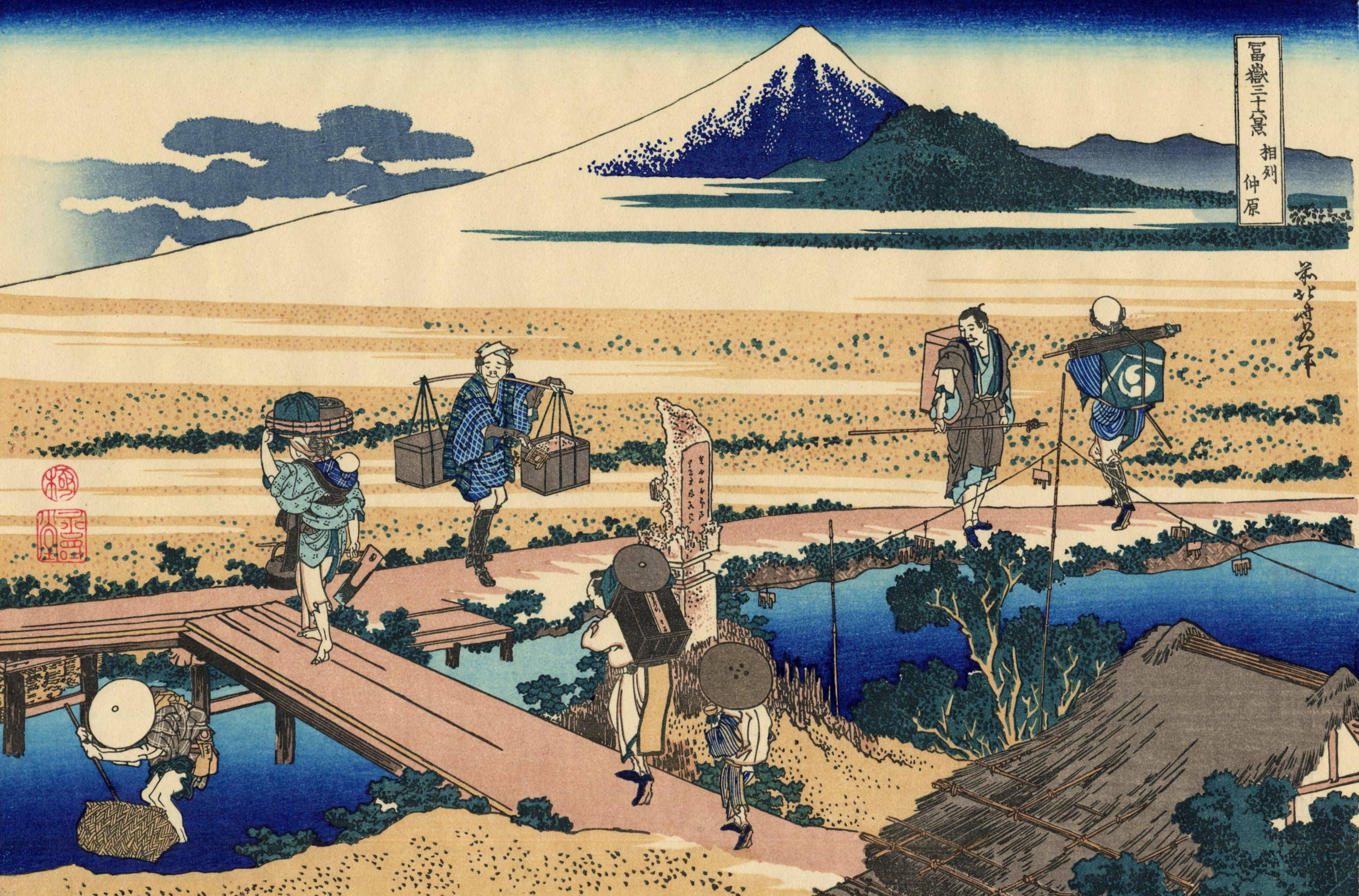 日式藝術 桌布 壁紙 — 旅客在陰天之下越過河上的木橋，遠處富士山高聳入雲。
